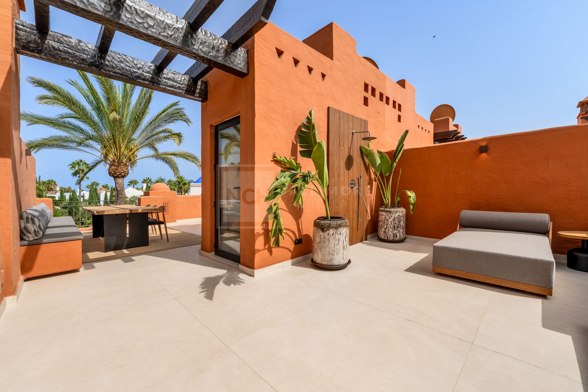 FULLY RENOVATED 4-BEDROOM RESIDENCE WITH ROOFTOP SOLARIUM ON THE GOLDEN MILE