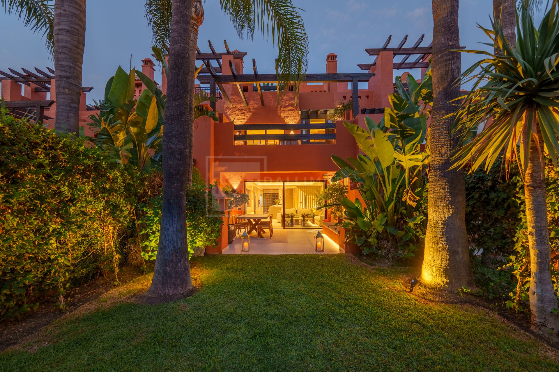 FULLY RENOVATED 4-BEDROOM RESIDENCE WITH ROOFTOP SOLARIUM ON THE GOLDEN MILE