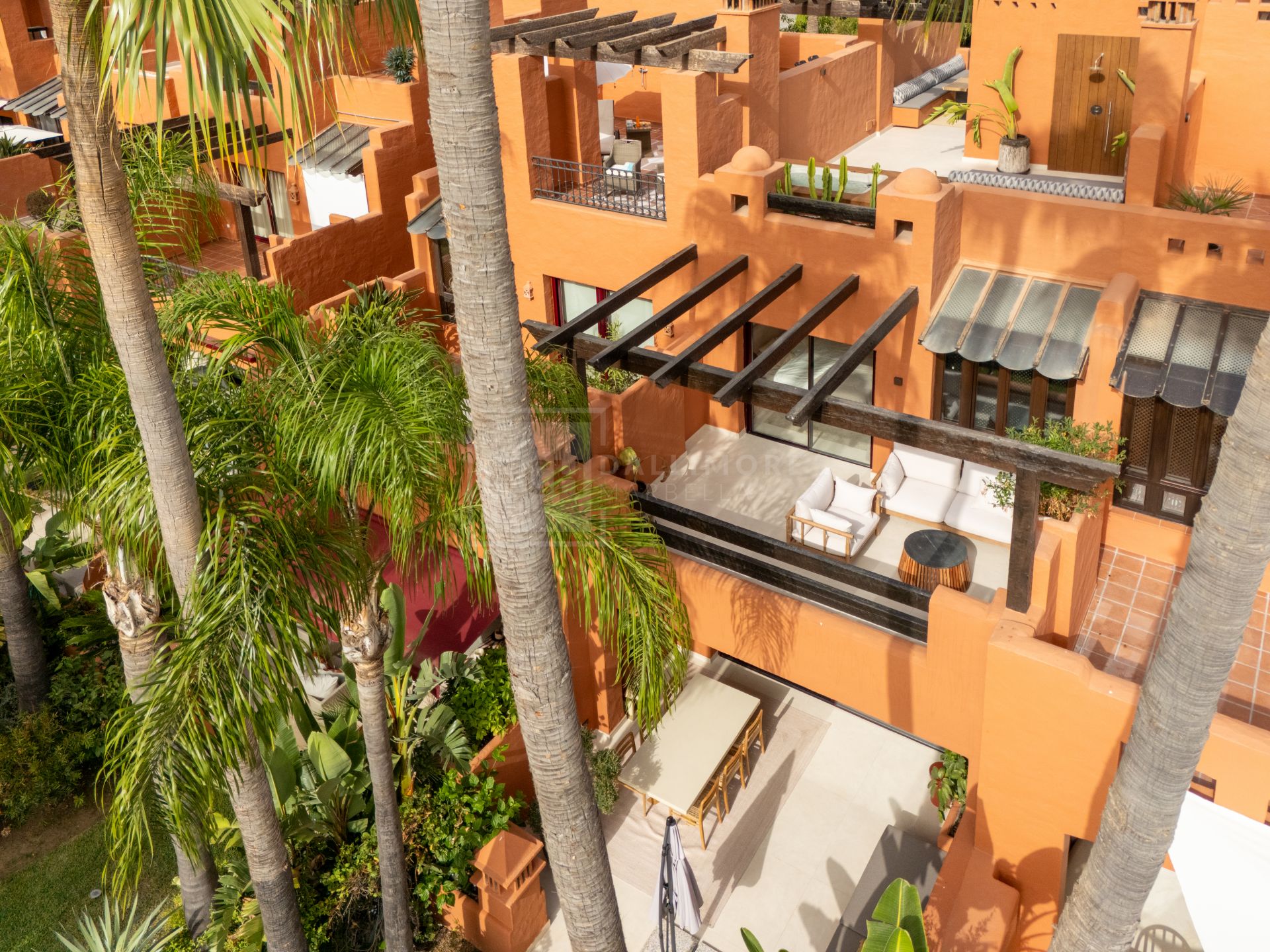 FULLY RENOVATED 4-BEDROOM RESIDENCE WITH ROOFTOP SOLARIUM ON THE GOLDEN MILE