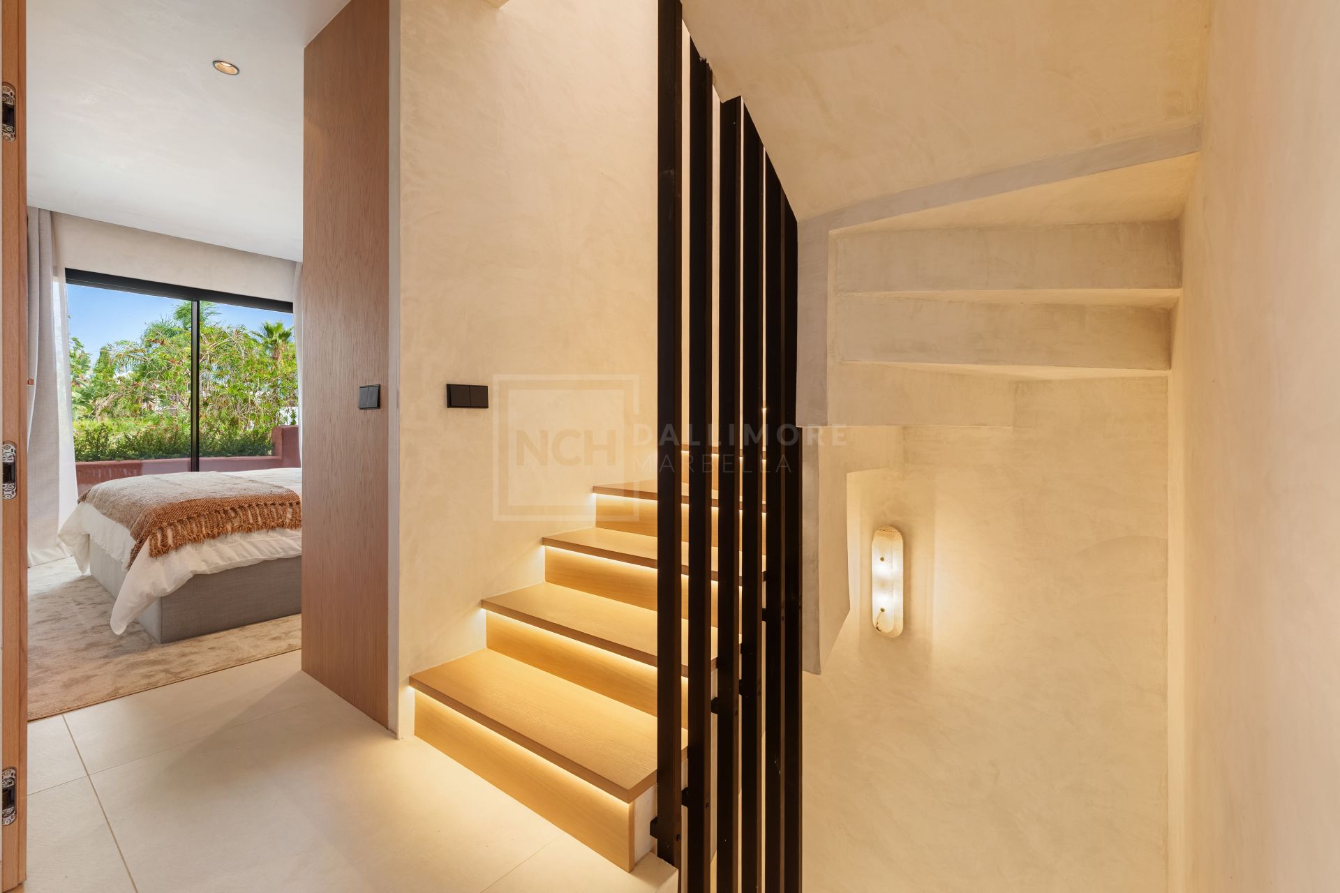 FULLY RENOVATED 4-BEDROOM RESIDENCE WITH ROOFTOP SOLARIUM ON THE GOLDEN MILE