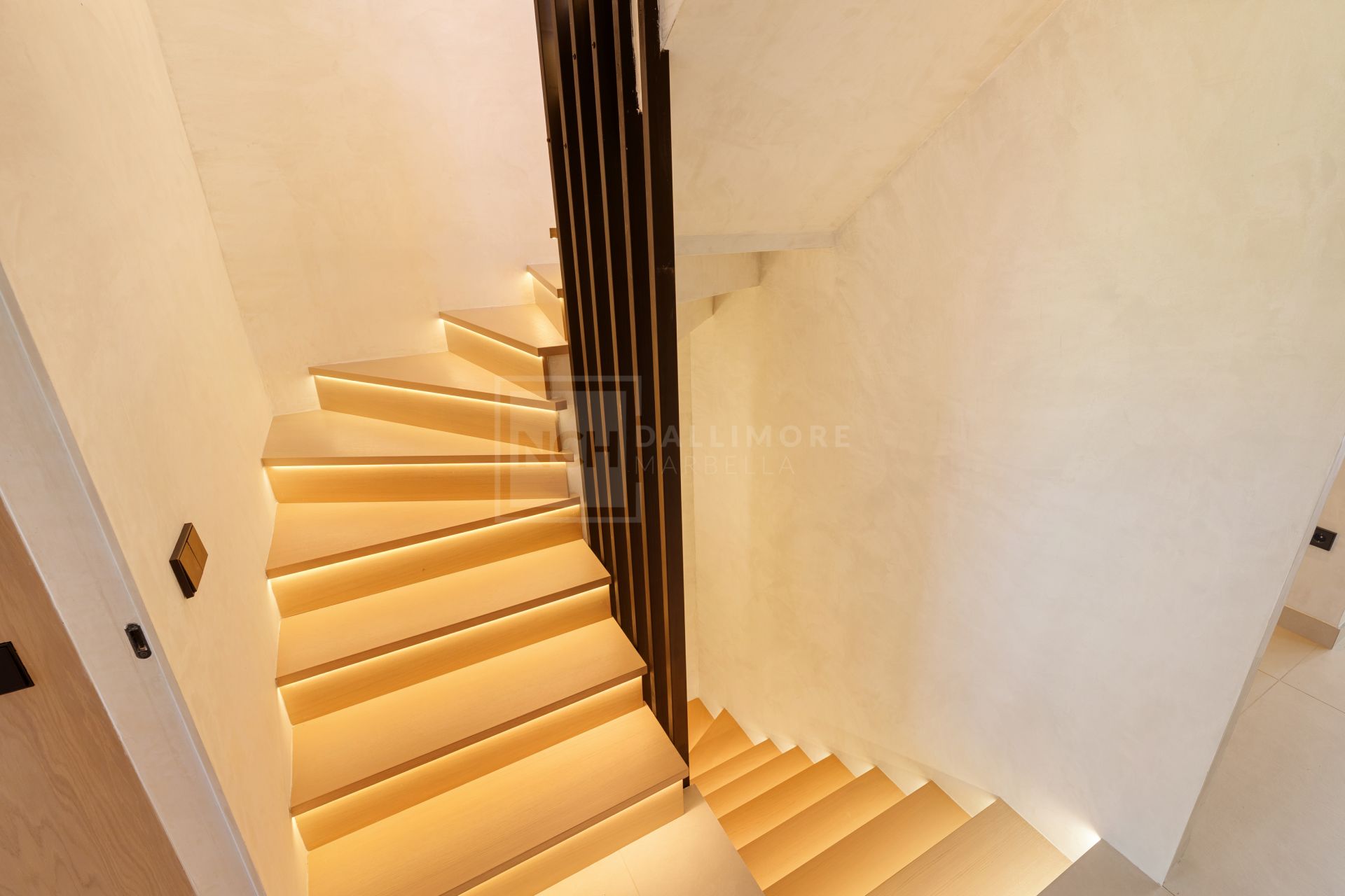 FULLY RENOVATED 4-BEDROOM RESIDENCE WITH ROOFTOP SOLARIUM ON THE GOLDEN MILE