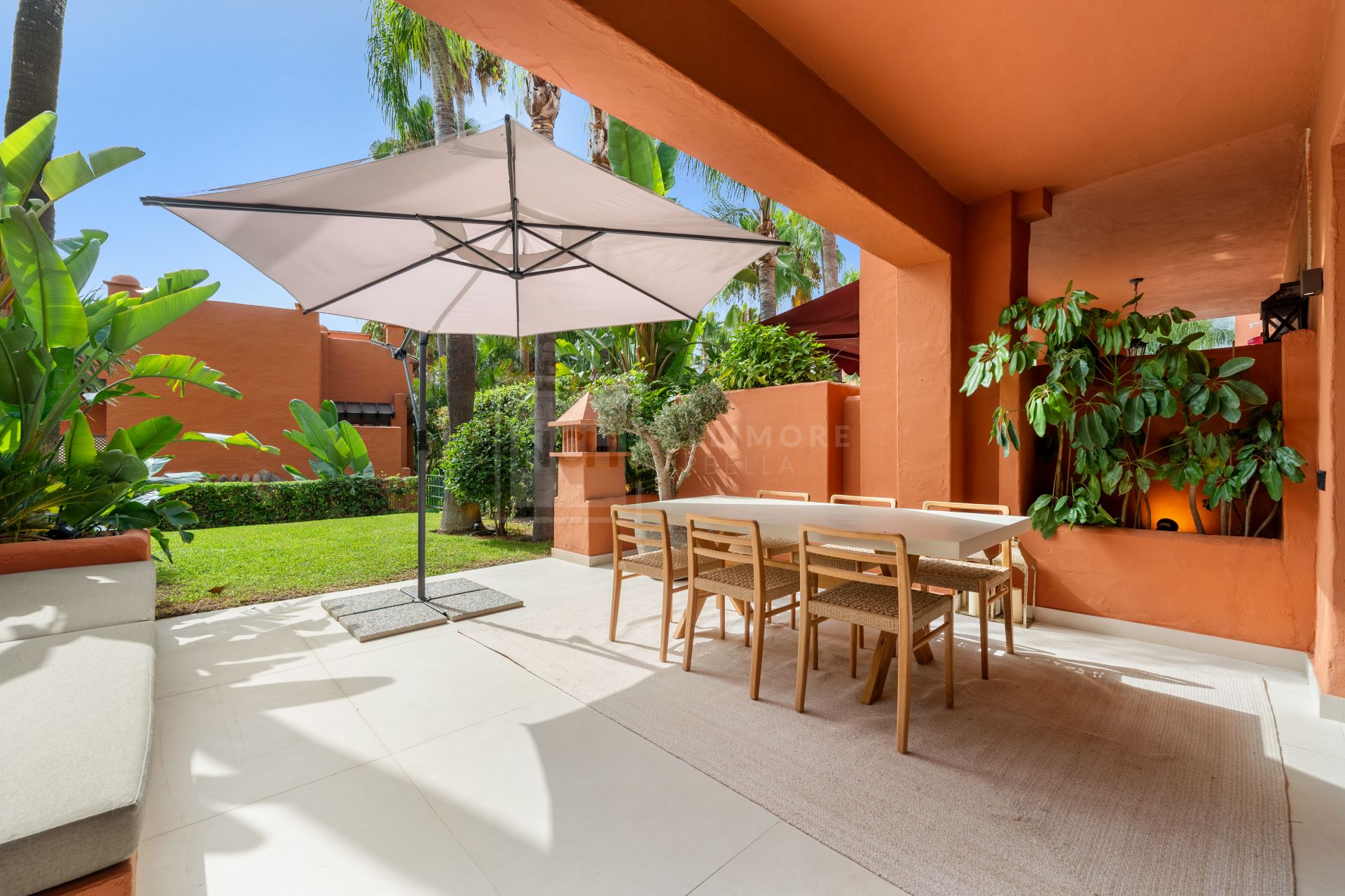 FULLY RENOVATED 4-BEDROOM RESIDENCE WITH ROOFTOP SOLARIUM ON THE GOLDEN MILE