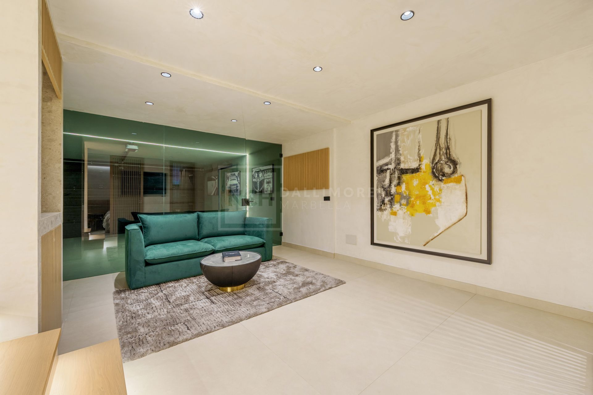 FULLY RENOVATED 4-BEDROOM RESIDENCE WITH ROOFTOP SOLARIUM ON THE GOLDEN MILE