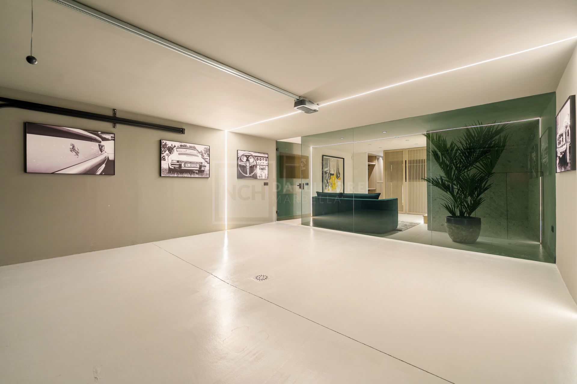 FULLY RENOVATED 4-BEDROOM RESIDENCE WITH ROOFTOP SOLARIUM ON THE GOLDEN MILE