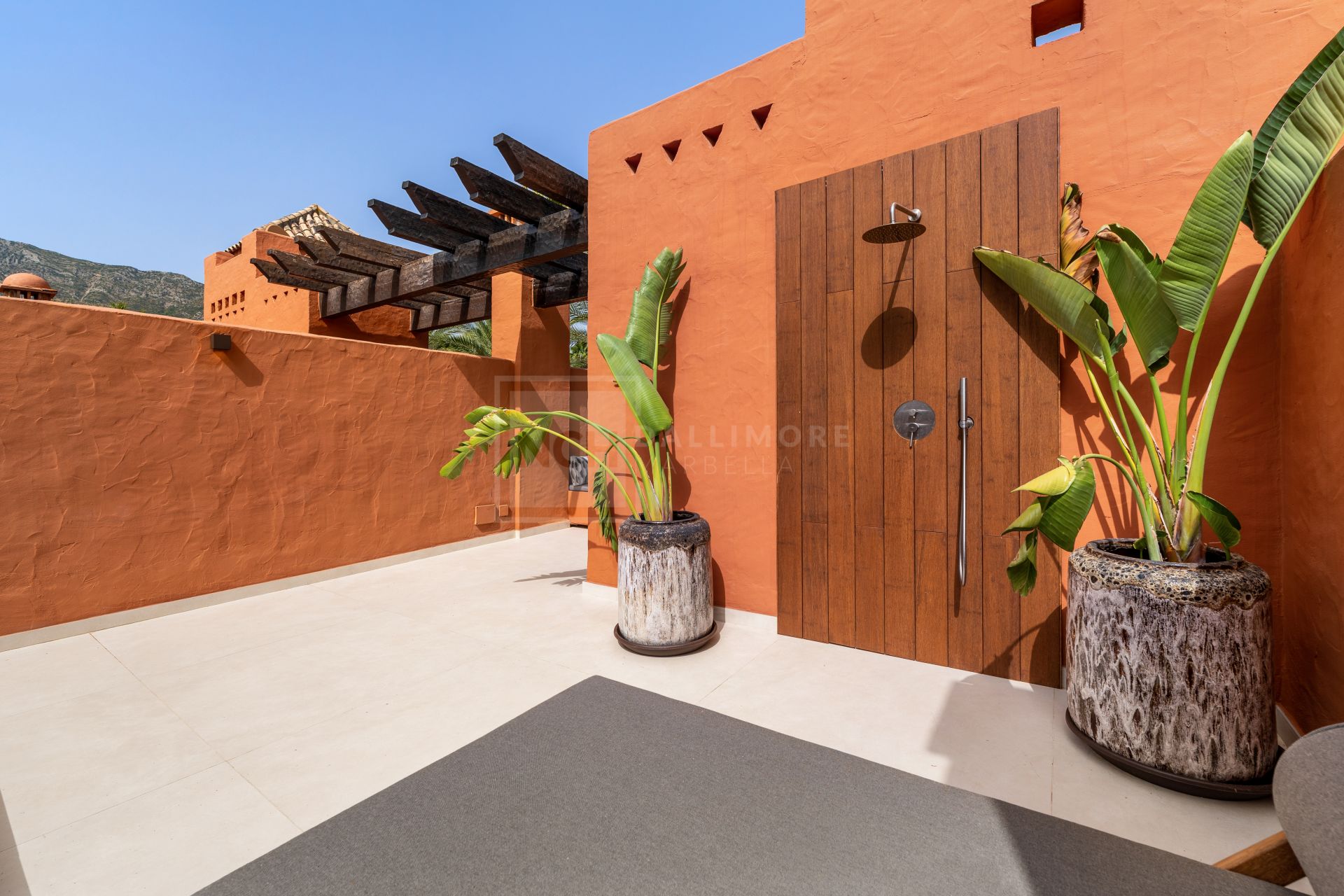 FULLY RENOVATED 4-BEDROOM RESIDENCE WITH ROOFTOP SOLARIUM ON THE GOLDEN MILE