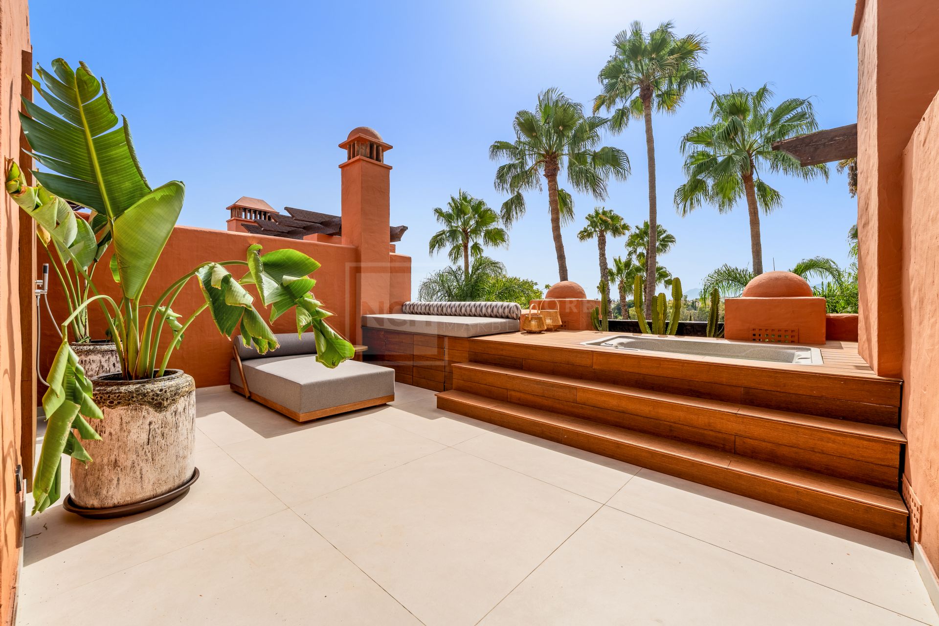 FULLY RENOVATED 4-BEDROOM RESIDENCE WITH ROOFTOP SOLARIUM ON THE GOLDEN MILE