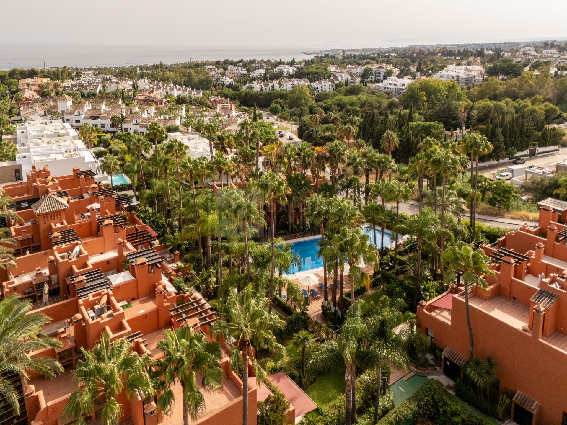 FULLY RENOVATED 4-BEDROOM RESIDENCE WITH ROOFTOP SOLARIUM ON THE GOLDEN MILE