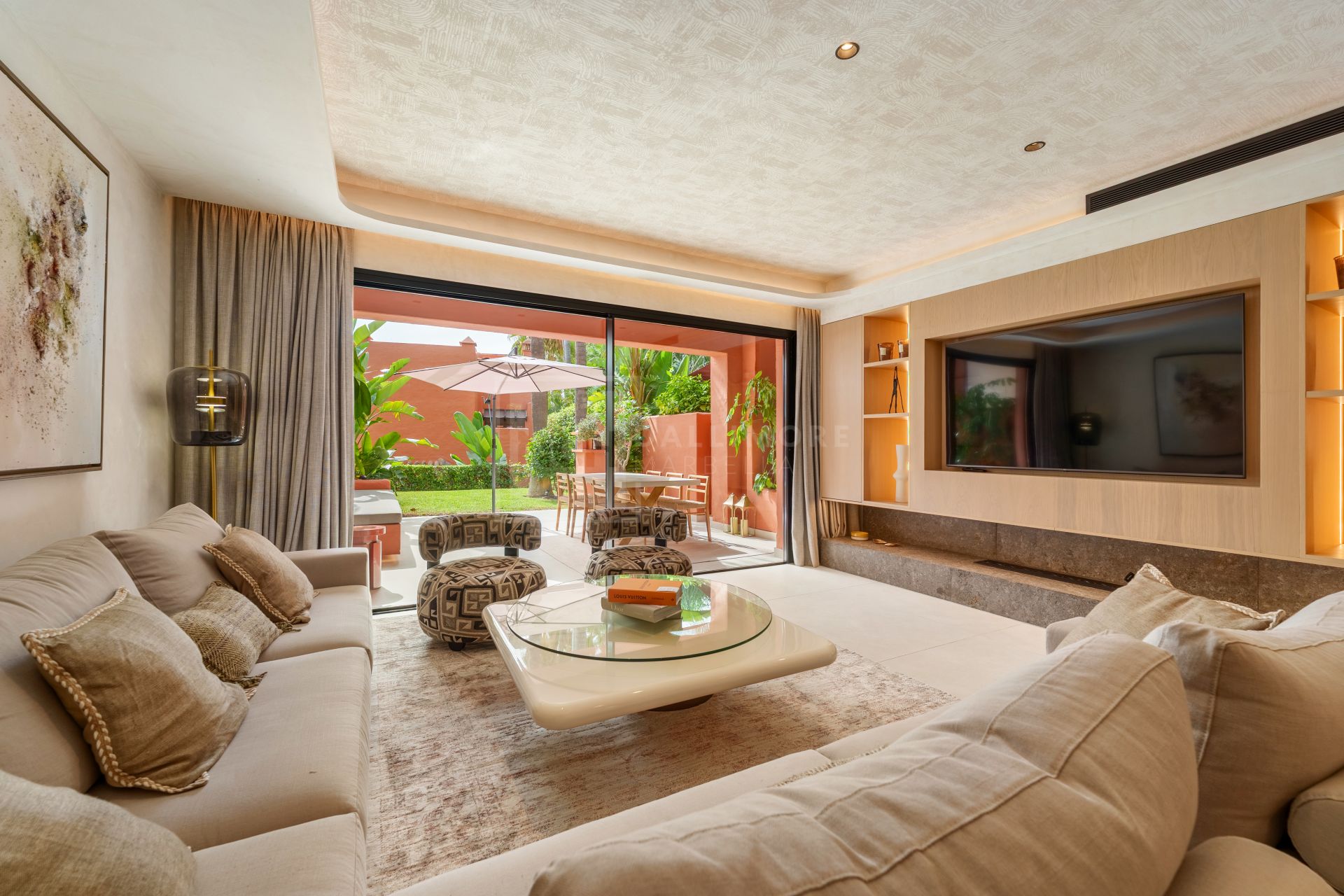 FULLY RENOVATED 4-BEDROOM RESIDENCE WITH ROOFTOP SOLARIUM ON THE GOLDEN MILE