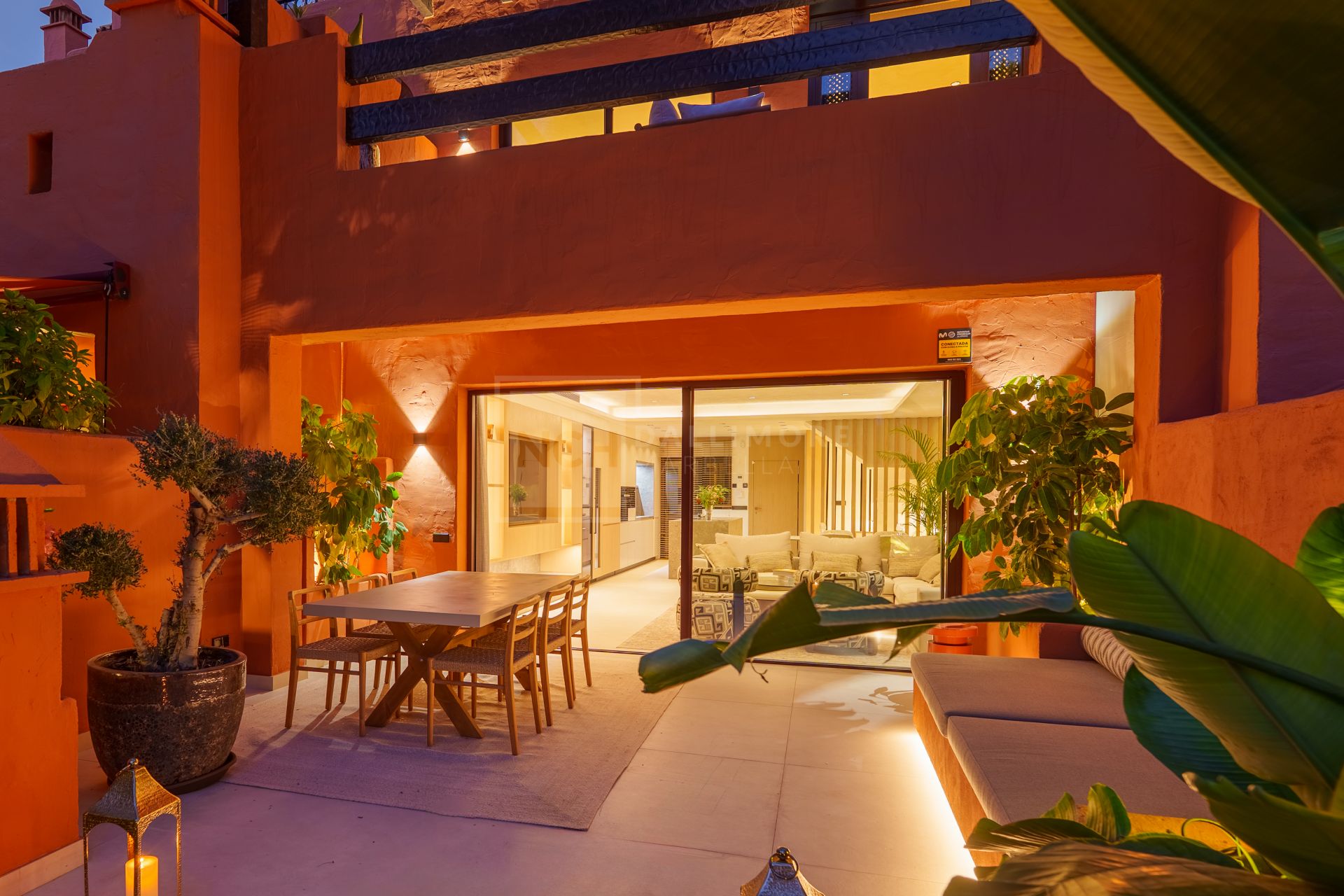 FULLY RENOVATED 4-BEDROOM RESIDENCE WITH ROOFTOP SOLARIUM ON THE GOLDEN MILE