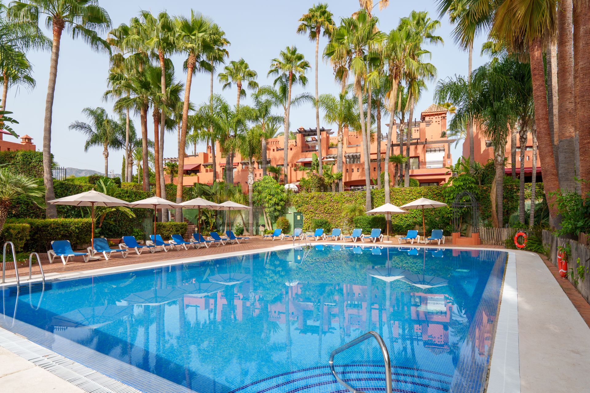 FULLY RENOVATED 4-BEDROOM RESIDENCE WITH ROOFTOP SOLARIUM ON THE GOLDEN MILE