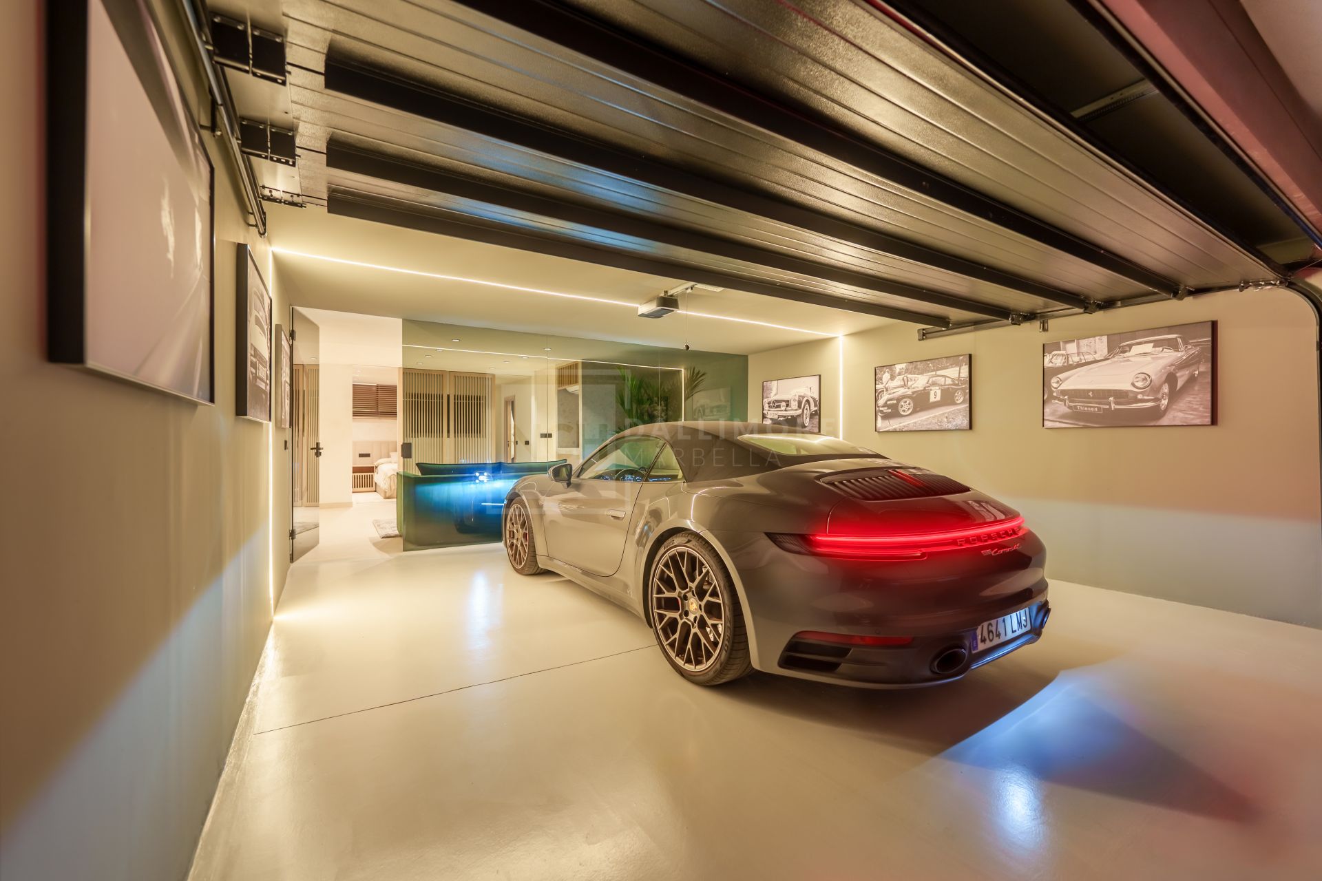 FULLY RENOVATED 4-BEDROOM RESIDENCE WITH ROOFTOP SOLARIUM ON THE GOLDEN MILE