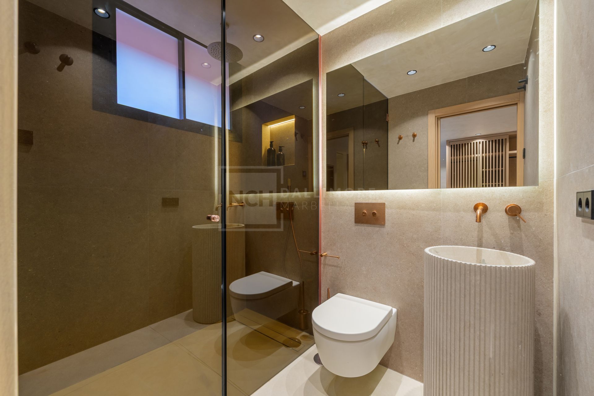 FULLY RENOVATED 4-BEDROOM RESIDENCE WITH ROOFTOP SOLARIUM ON THE GOLDEN MILE