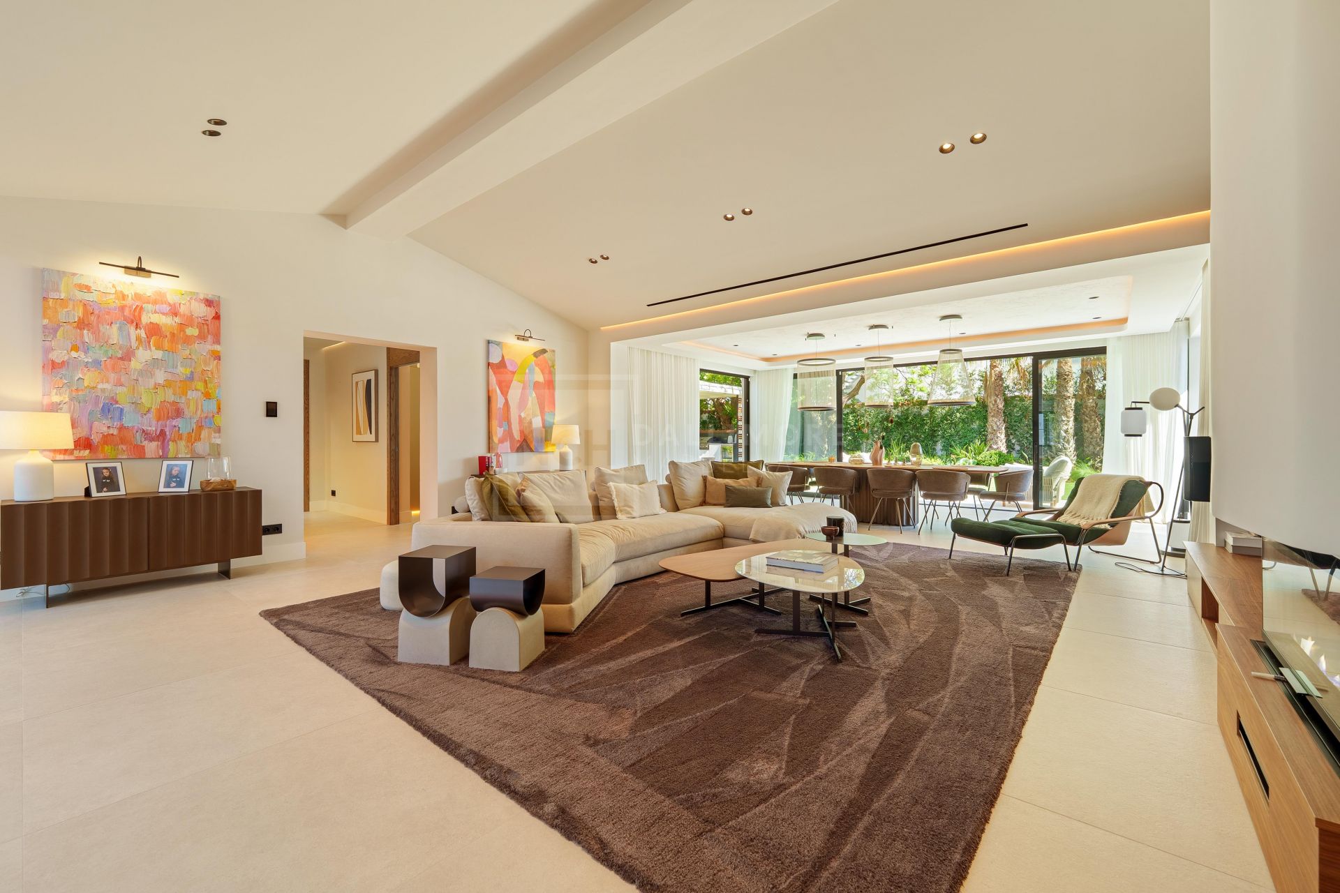 MODERN SINGLE-LEVEL 5-BEDROOM VILLA WITH SMART HOME SYSTEM AND JACUZZI