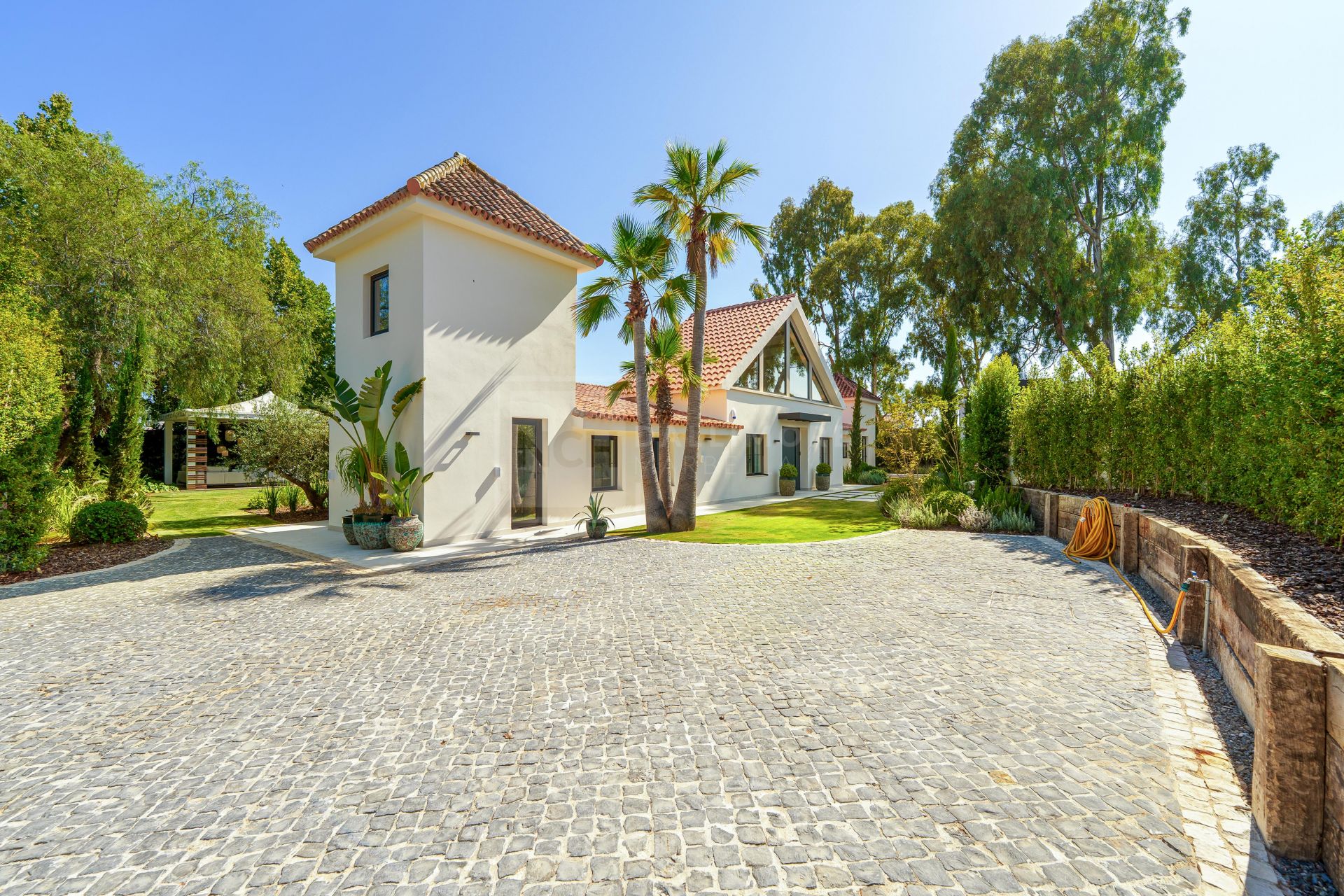 MODERN SINGLE-LEVEL 5-BEDROOM VILLA WITH SMART HOME SYSTEM AND JACUZZI