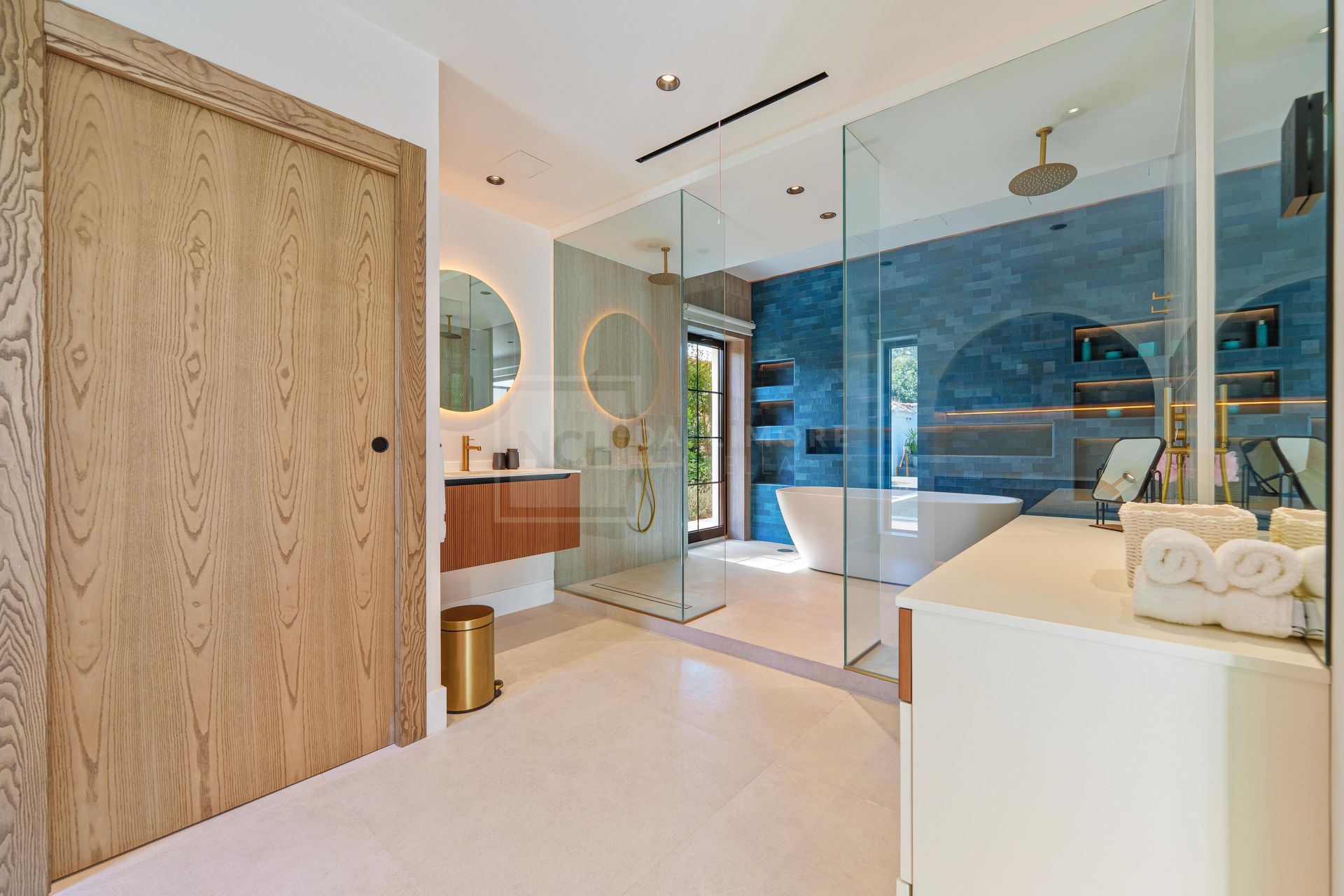MODERN SINGLE-LEVEL 5-BEDROOM VILLA WITH SMART HOME SYSTEM AND JACUZZI