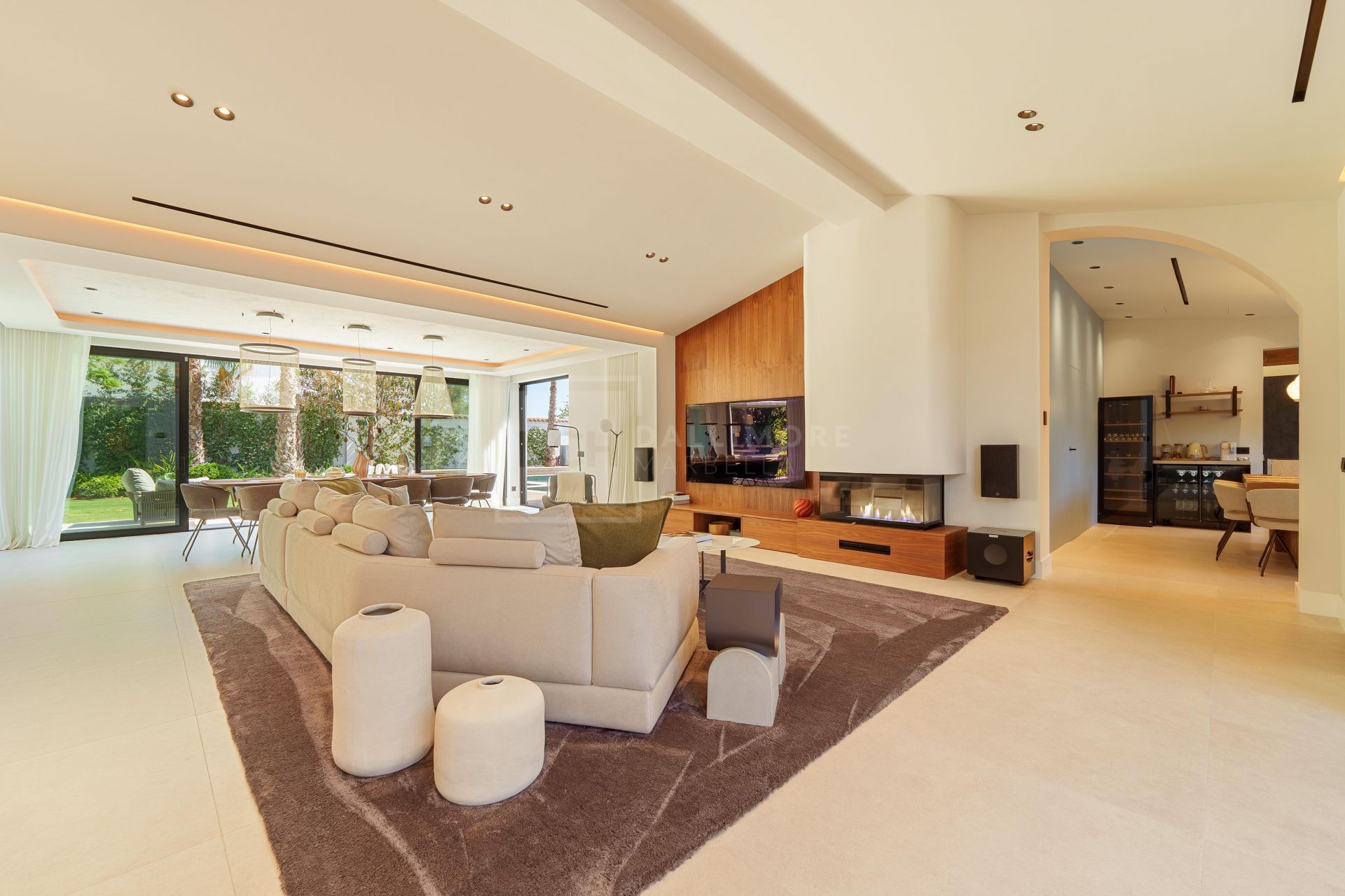 MODERN SINGLE-LEVEL 5-BEDROOM VILLA WITH SMART HOME SYSTEM AND JACUZZI