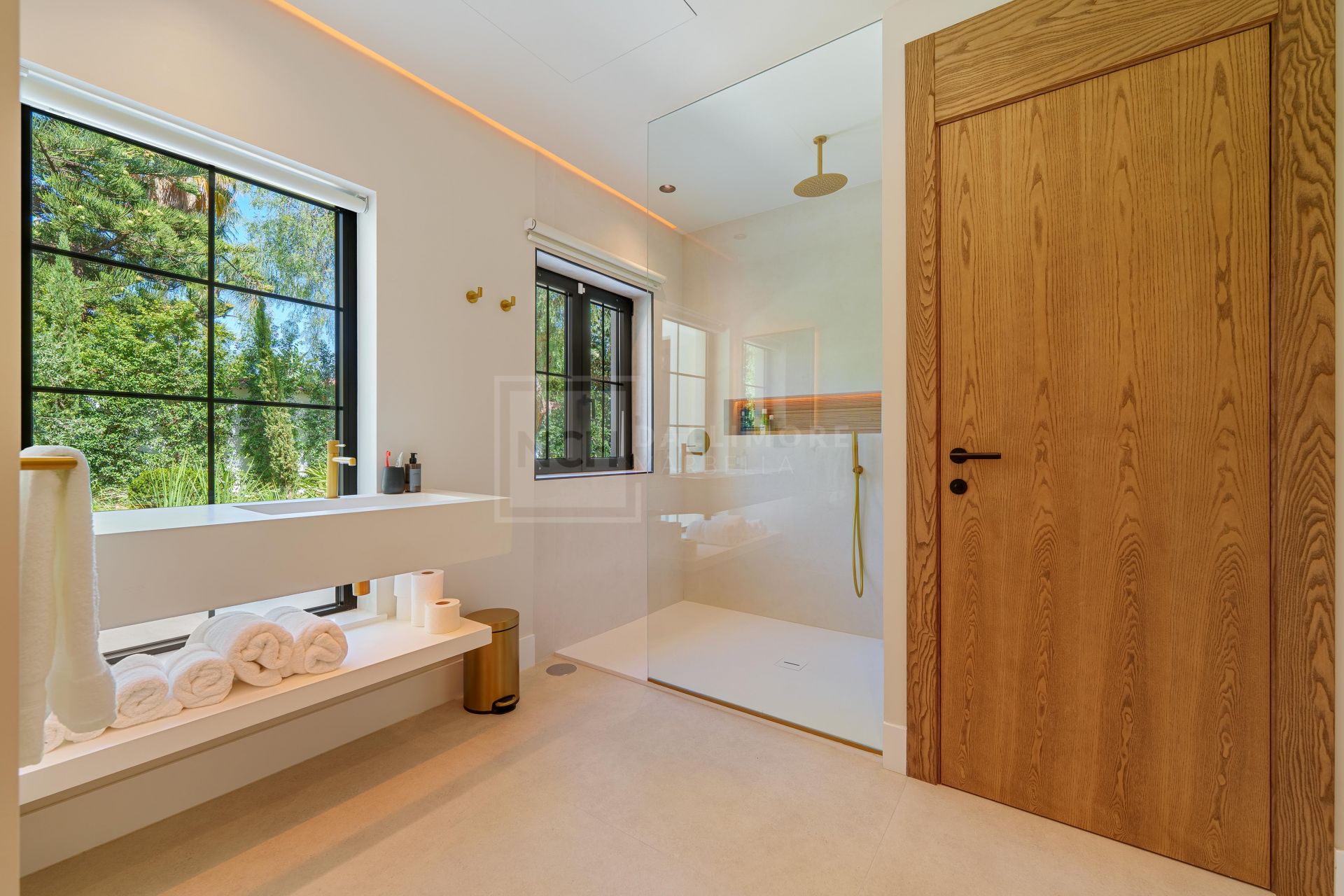 MODERN SINGLE-LEVEL 5-BEDROOM VILLA WITH SMART HOME SYSTEM AND JACUZZI
