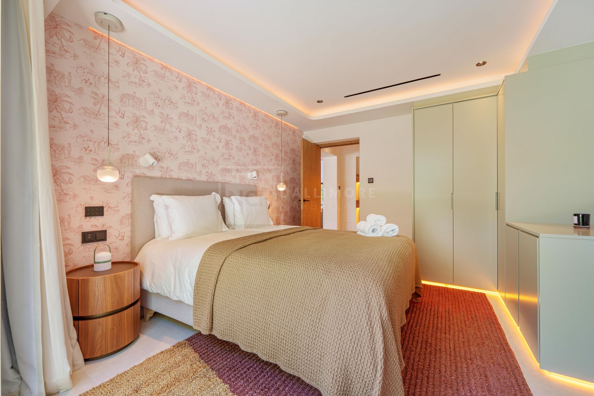 MODERN SINGLE-LEVEL 5-BEDROOM VILLA WITH SMART HOME SYSTEM AND JACUZZI