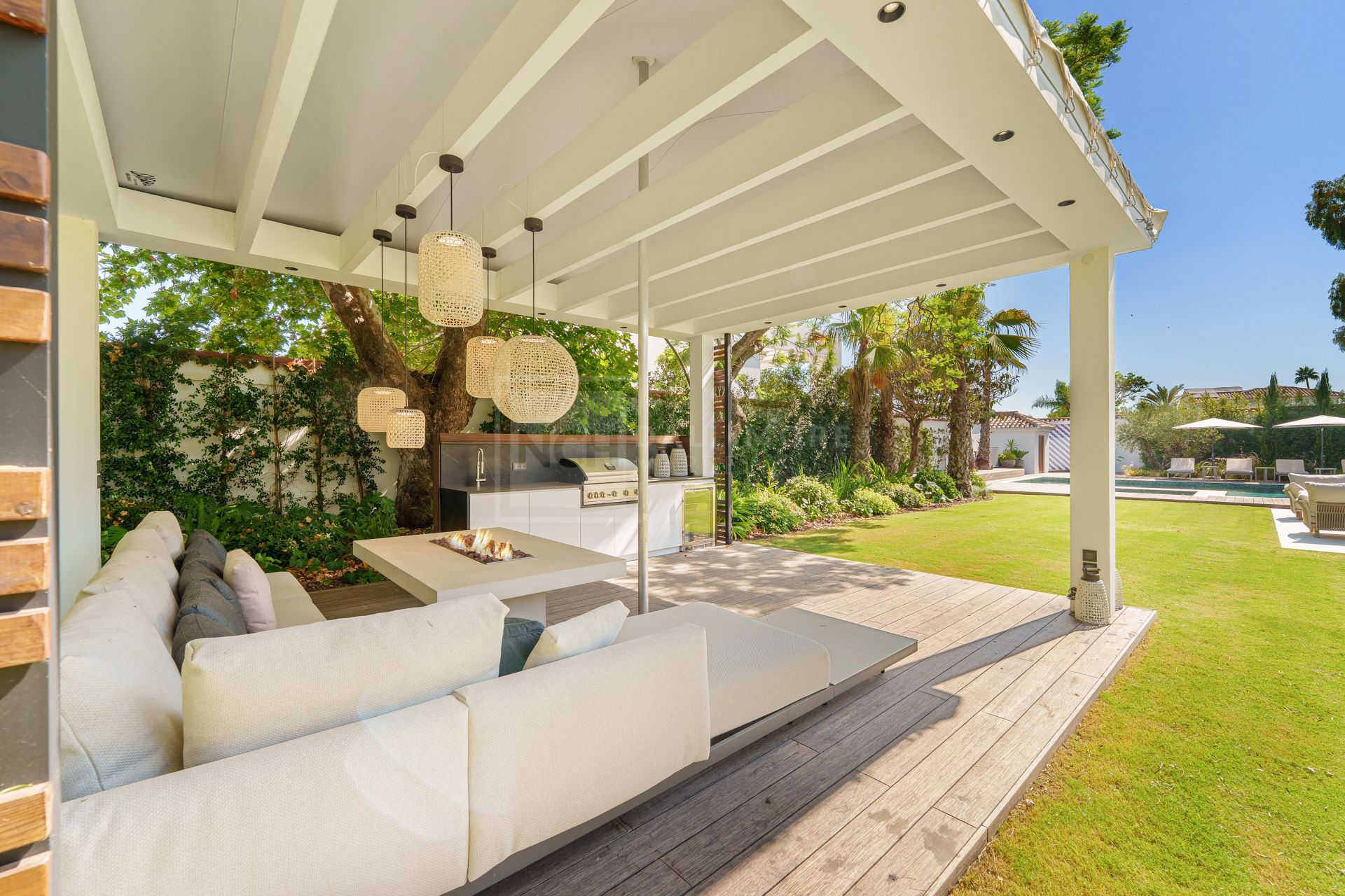 MODERN SINGLE-LEVEL 5-BEDROOM VILLA WITH SMART HOME SYSTEM AND JACUZZI