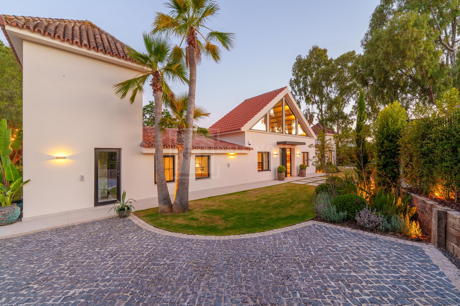 MODERN SINGLE-LEVEL 5-BEDROOM VILLA WITH SMART HOME SYSTEM AND JACUZZI