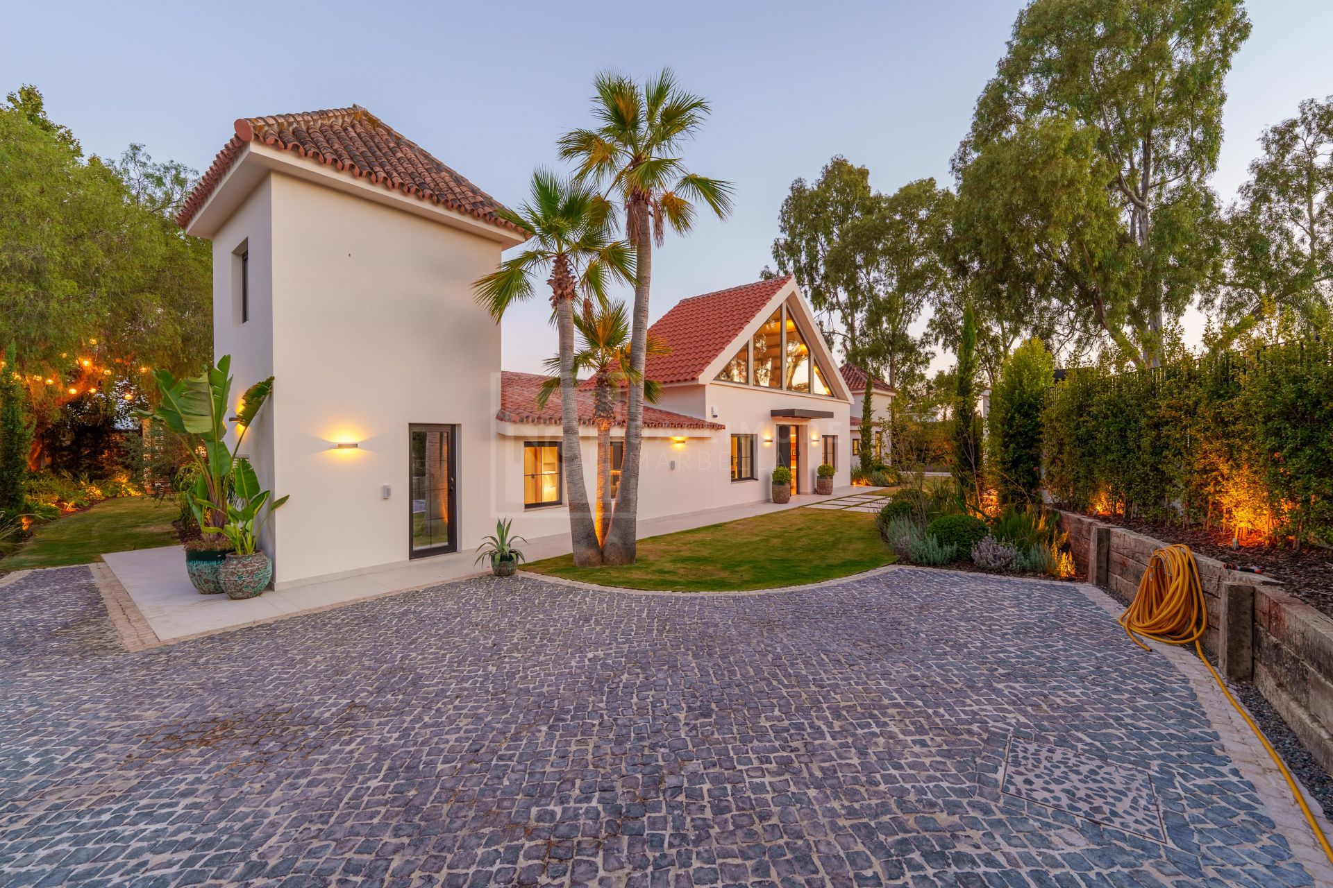 MODERN SINGLE-LEVEL 5-BEDROOM VILLA WITH SMART HOME SYSTEM AND JACUZZI