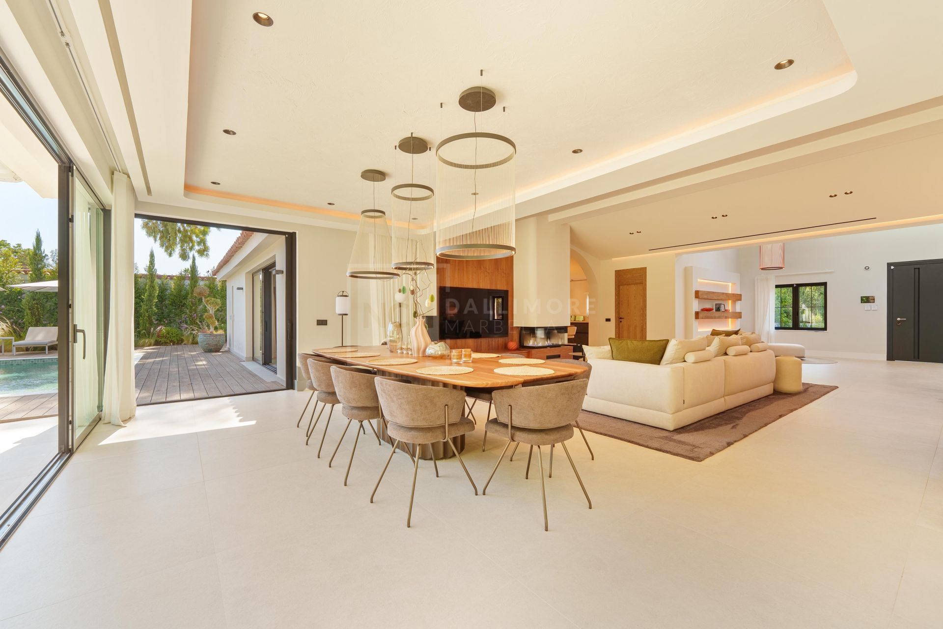 MODERN SINGLE-LEVEL 5-BEDROOM VILLA WITH SMART HOME SYSTEM AND JACUZZI