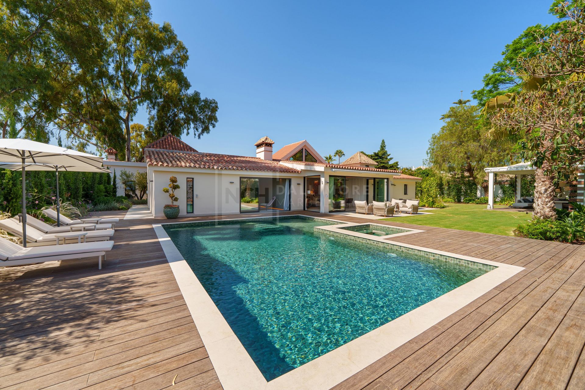 MODERN SINGLE-LEVEL 5-BEDROOM VILLA WITH SMART HOME SYSTEM AND JACUZZI