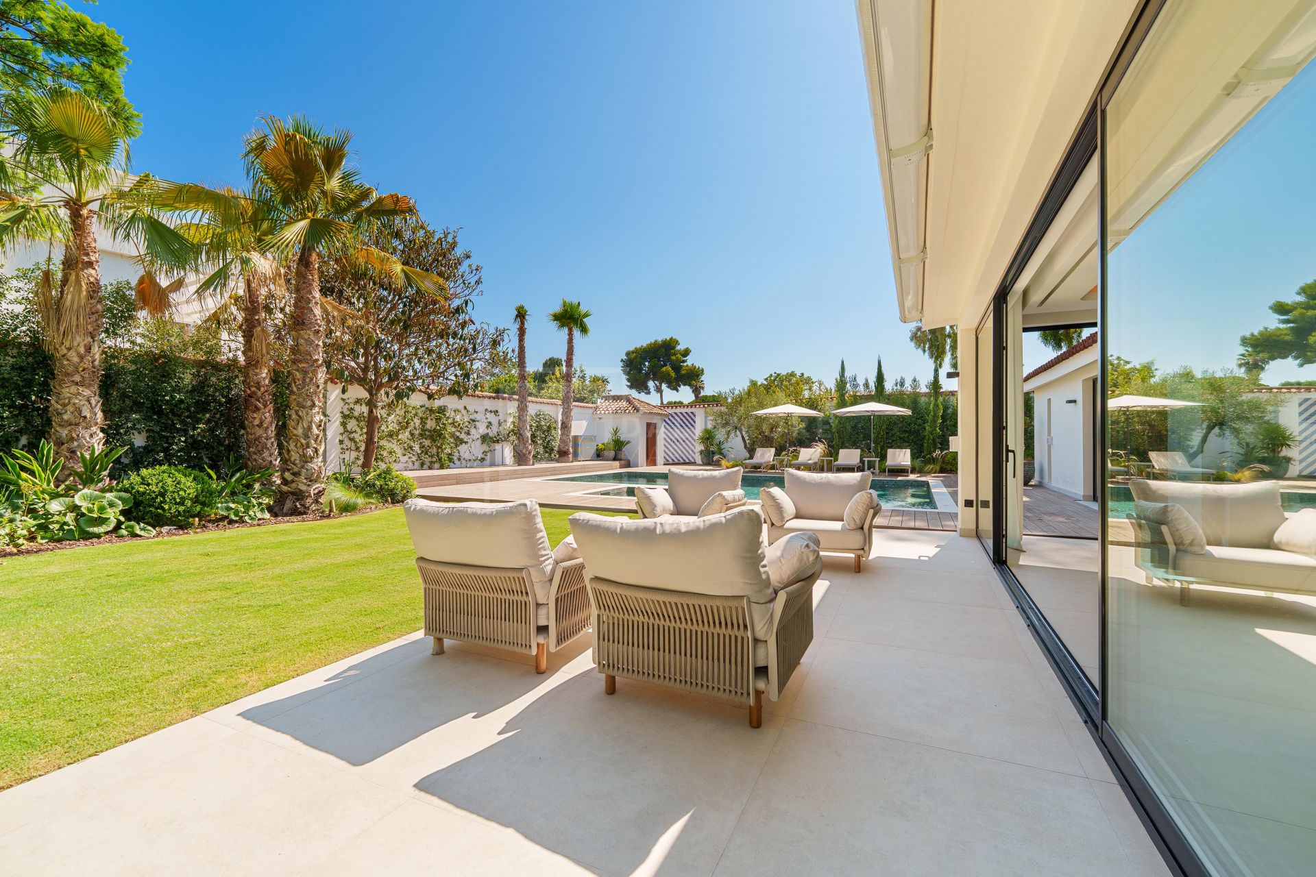 MODERN SINGLE-LEVEL 5-BEDROOM VILLA WITH SMART HOME SYSTEM AND JACUZZI