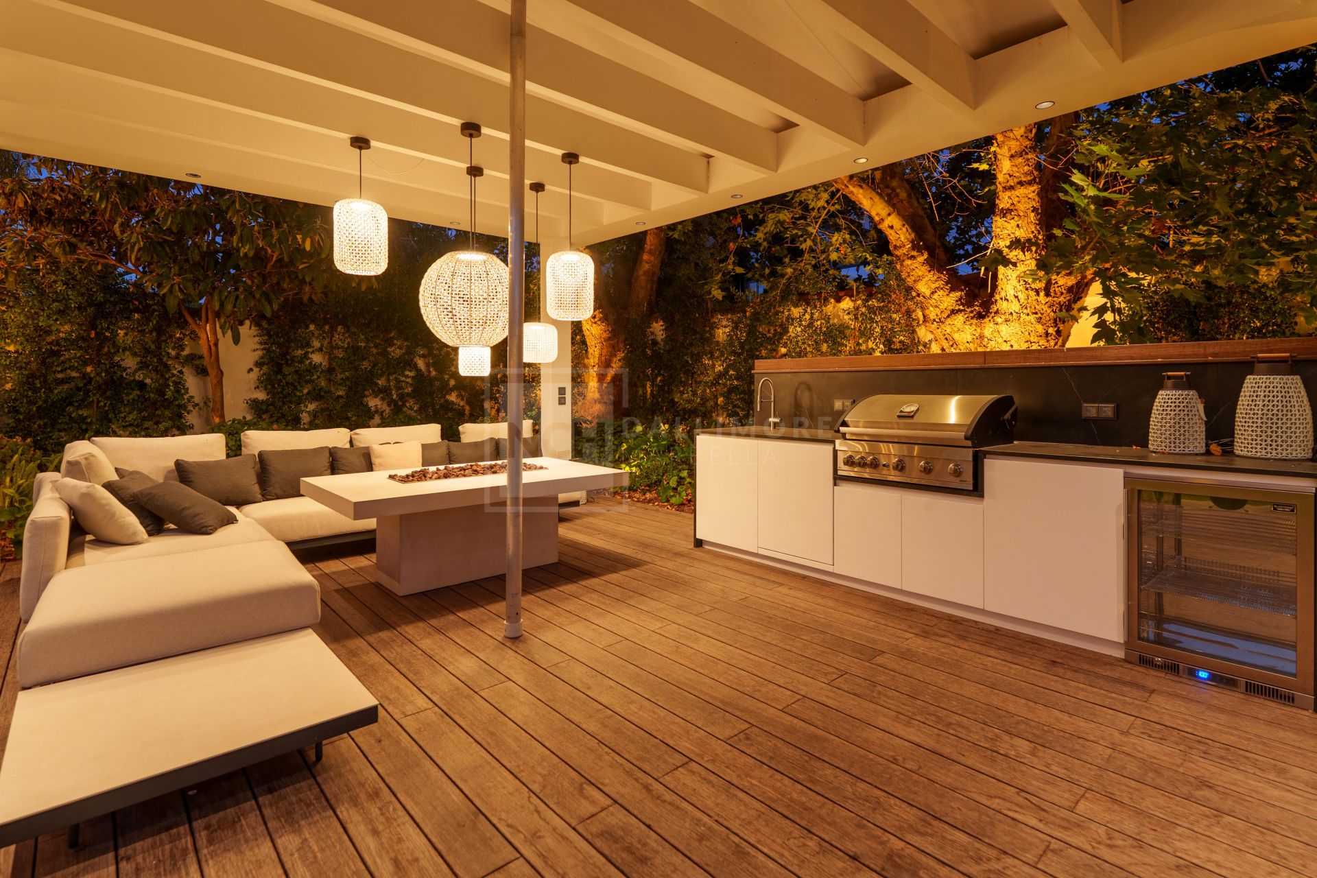 MODERN SINGLE-LEVEL 5-BEDROOM VILLA WITH SMART HOME SYSTEM AND JACUZZI