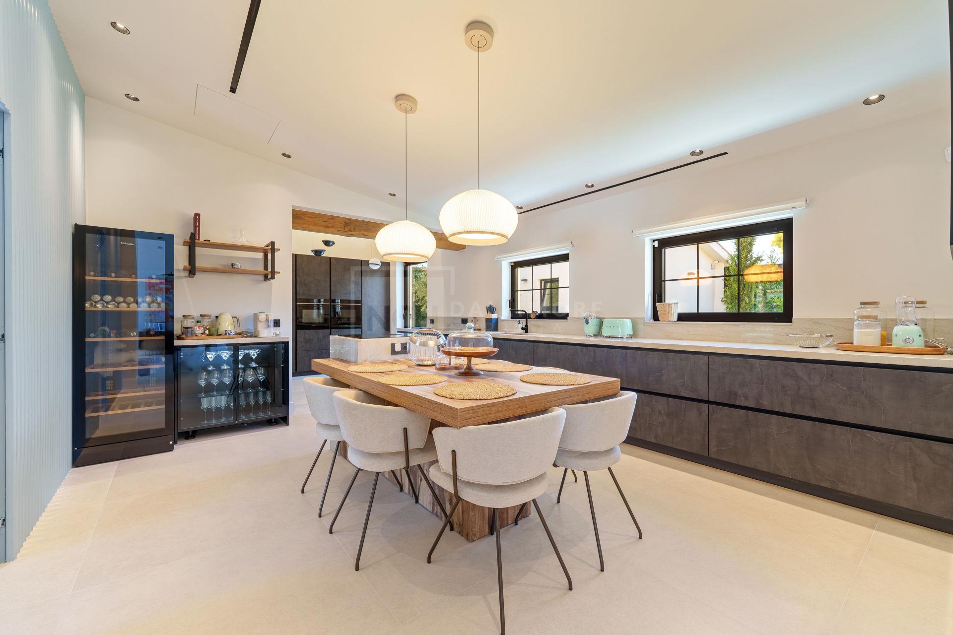 MODERN SINGLE-LEVEL 5-BEDROOM VILLA WITH SMART HOME SYSTEM AND JACUZZI