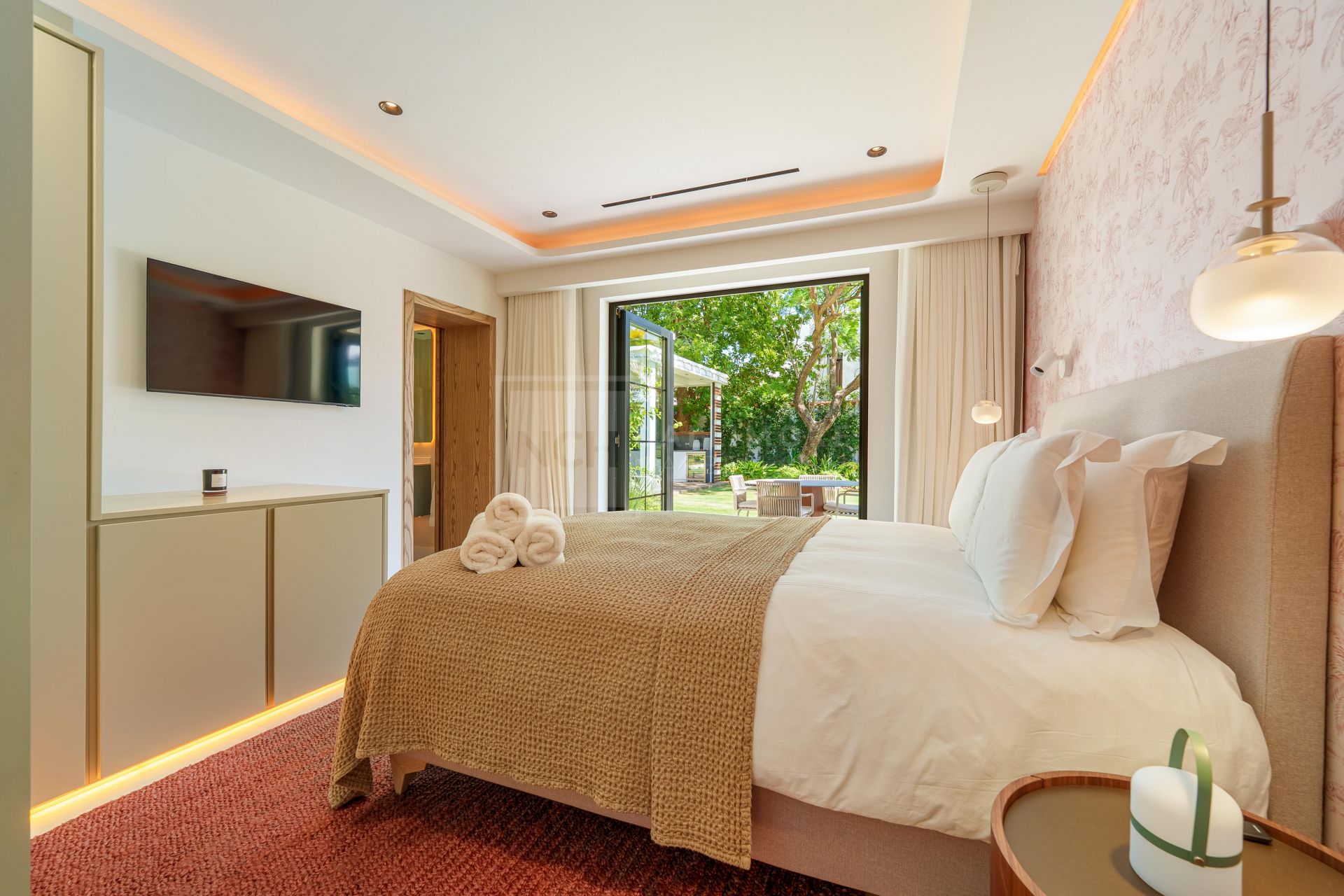 MODERN SINGLE-LEVEL 5-BEDROOM VILLA WITH SMART HOME SYSTEM AND JACUZZI