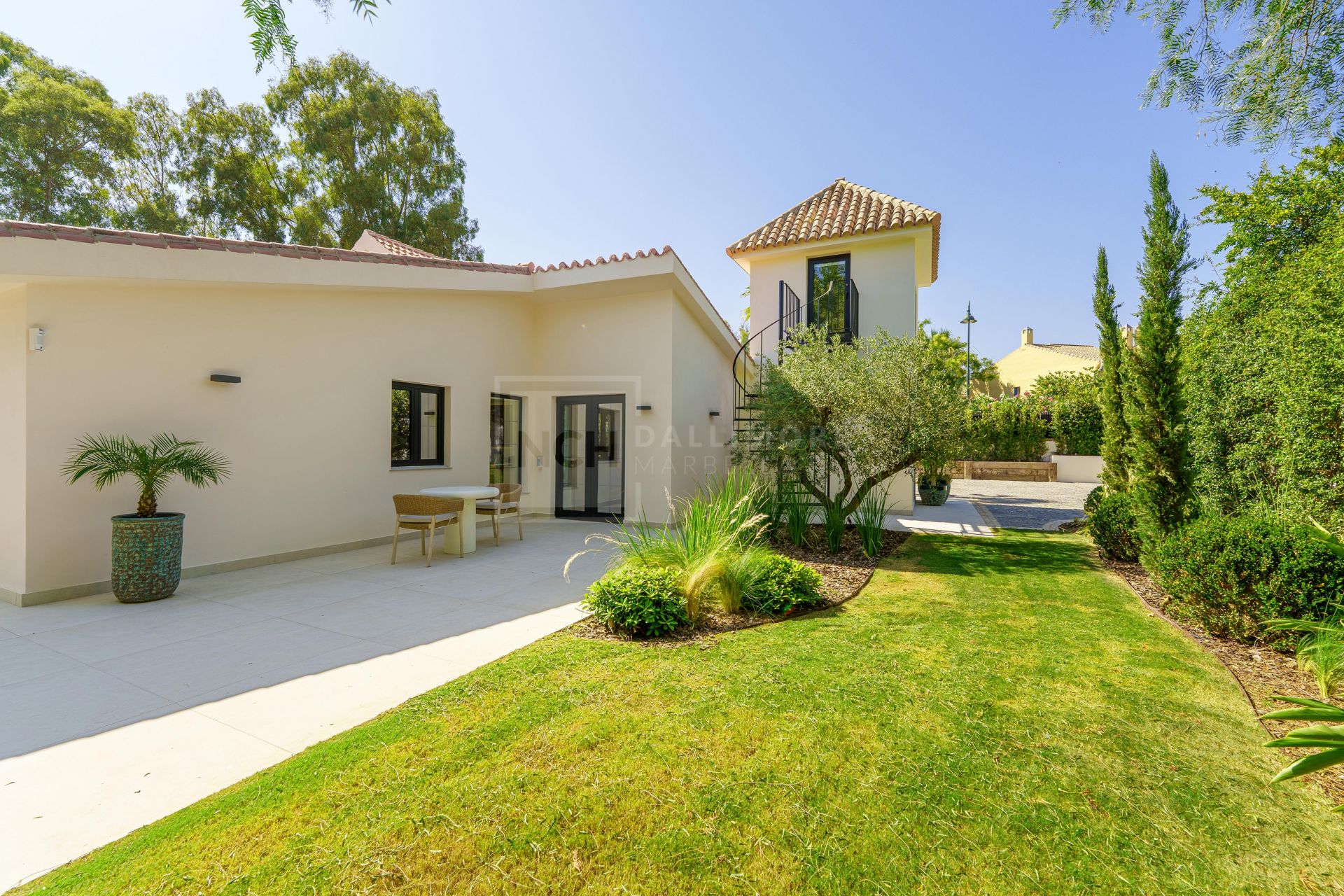 MODERN SINGLE-LEVEL 5-BEDROOM VILLA WITH SMART HOME SYSTEM AND JACUZZI