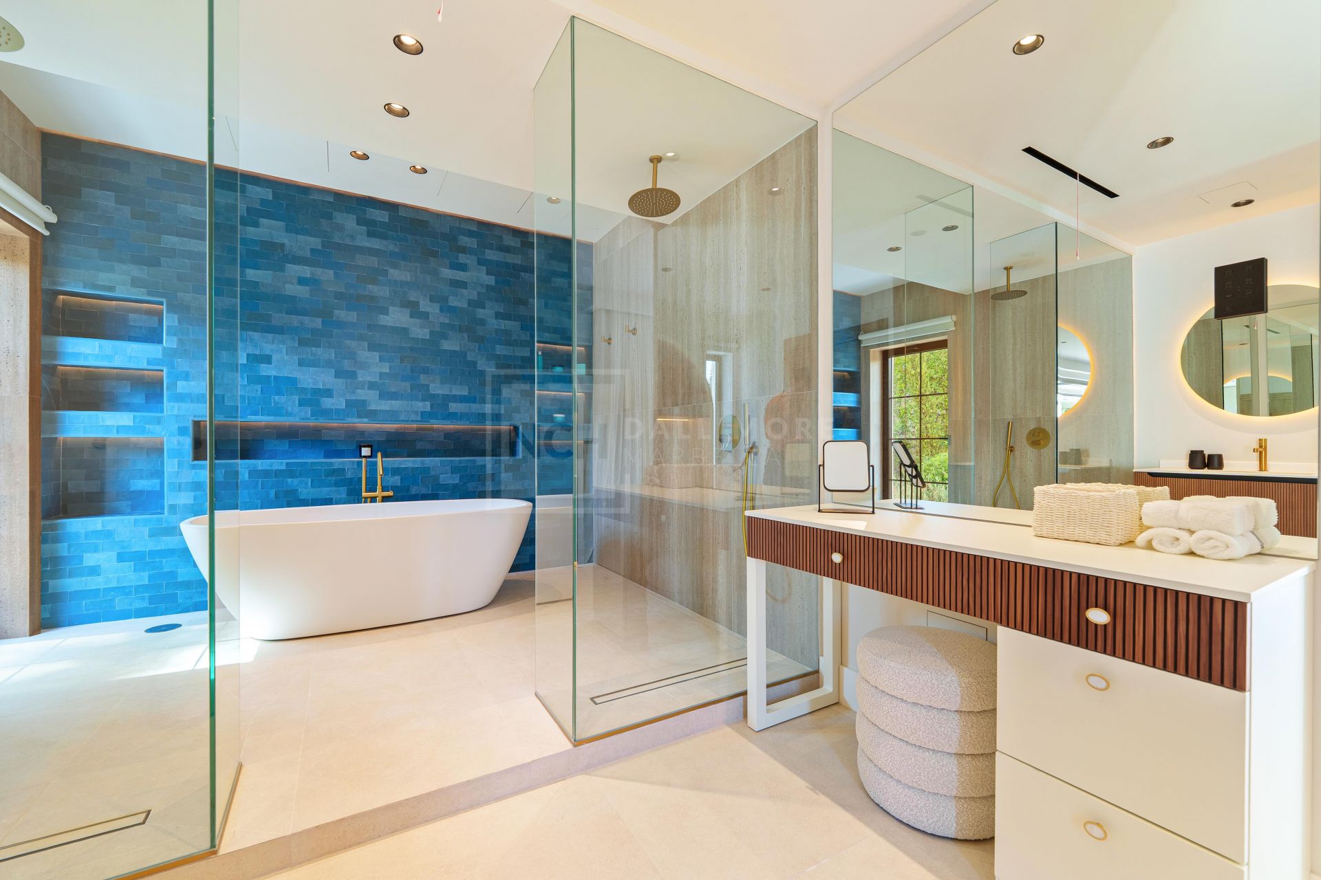 MODERN SINGLE-LEVEL 5-BEDROOM VILLA WITH SMART HOME SYSTEM AND JACUZZI
