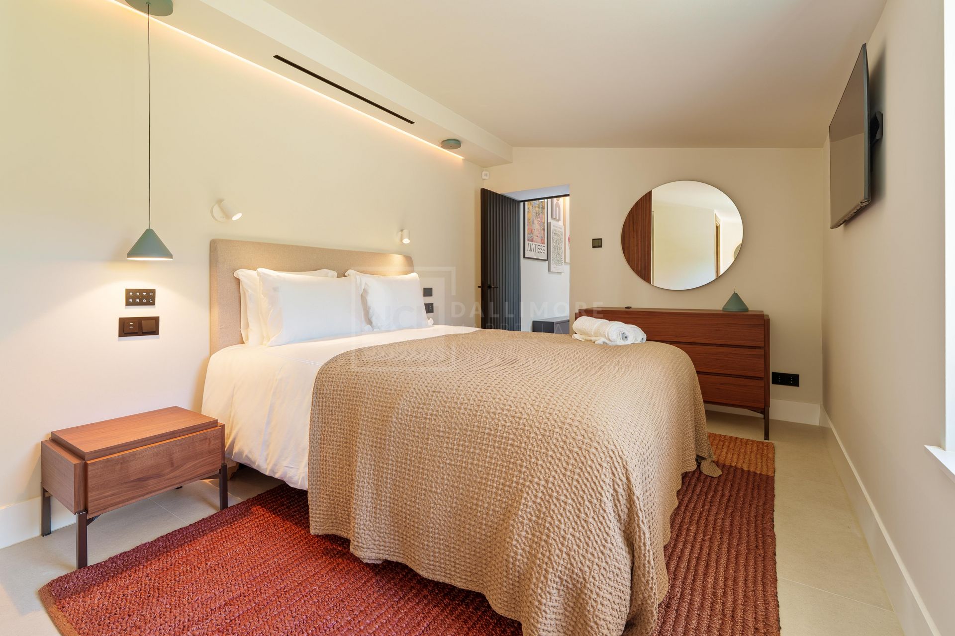 MODERN SINGLE-LEVEL 5-BEDROOM VILLA WITH SMART HOME SYSTEM AND JACUZZI