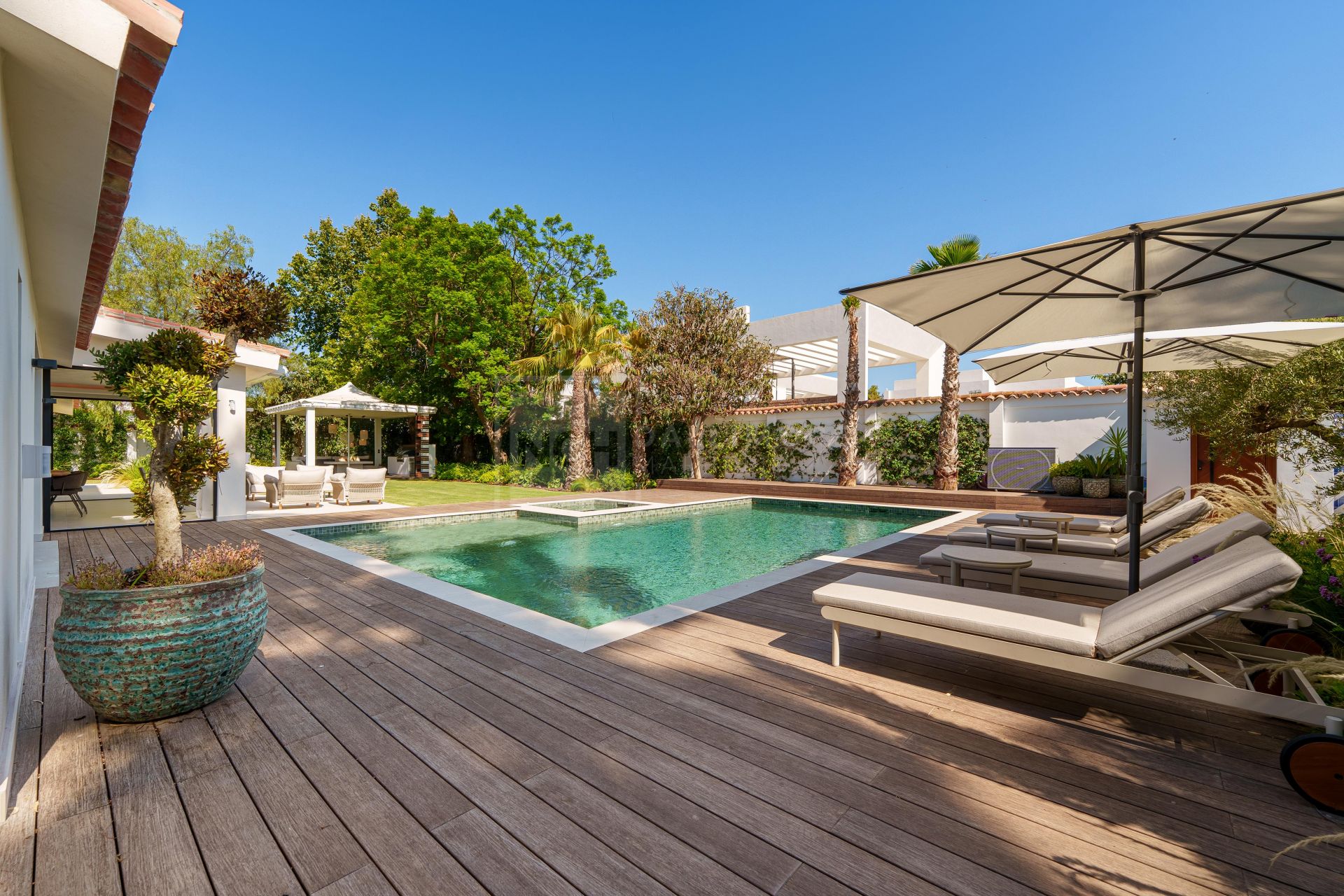 MODERN SINGLE-LEVEL 5-BEDROOM VILLA WITH SMART HOME SYSTEM AND JACUZZI