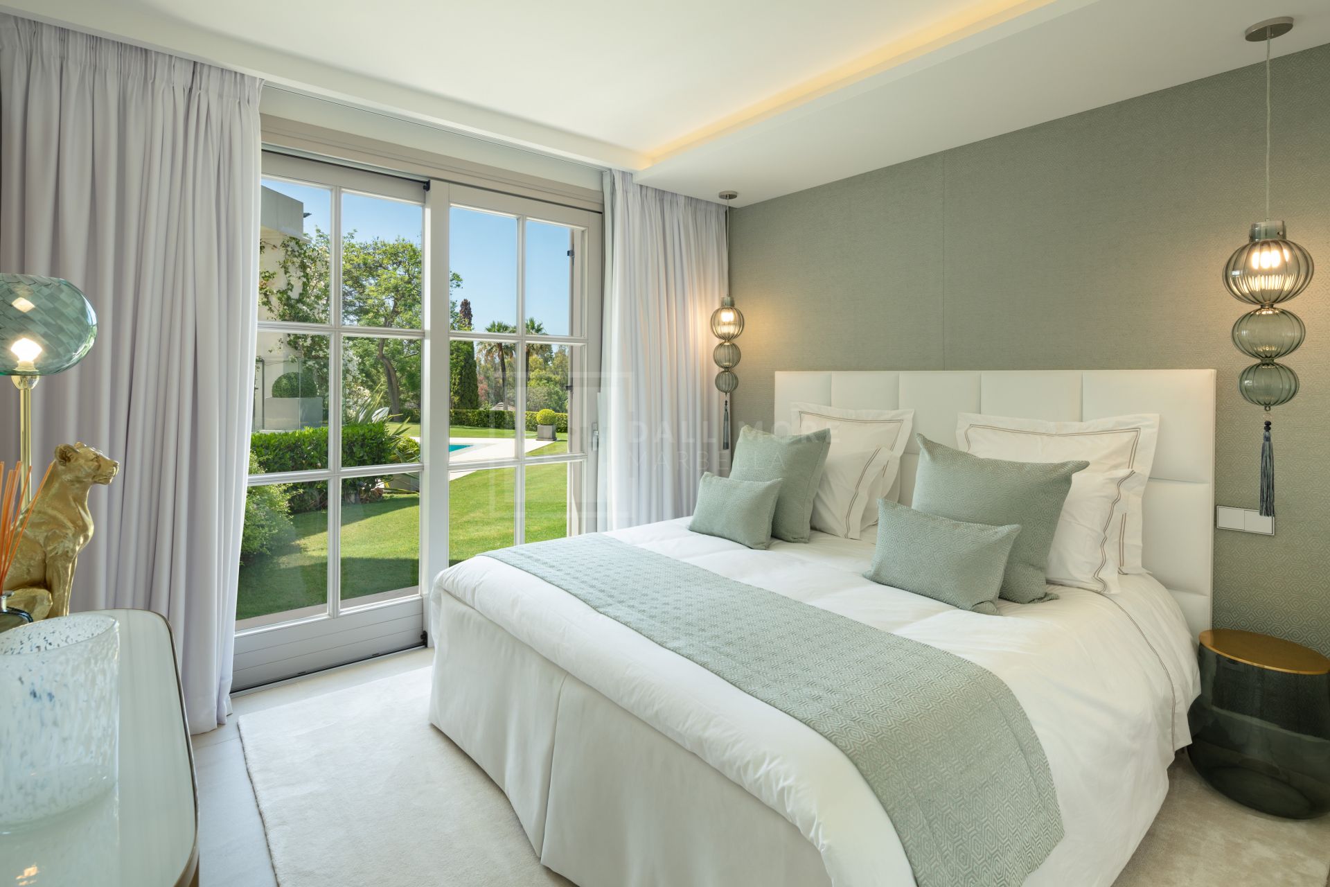 SOUTH-FACING 6-BEDROOM FRONTLINE-GOLF MANSION WITH GUEST HOUSE IN NUEVA ANDALUCÍA