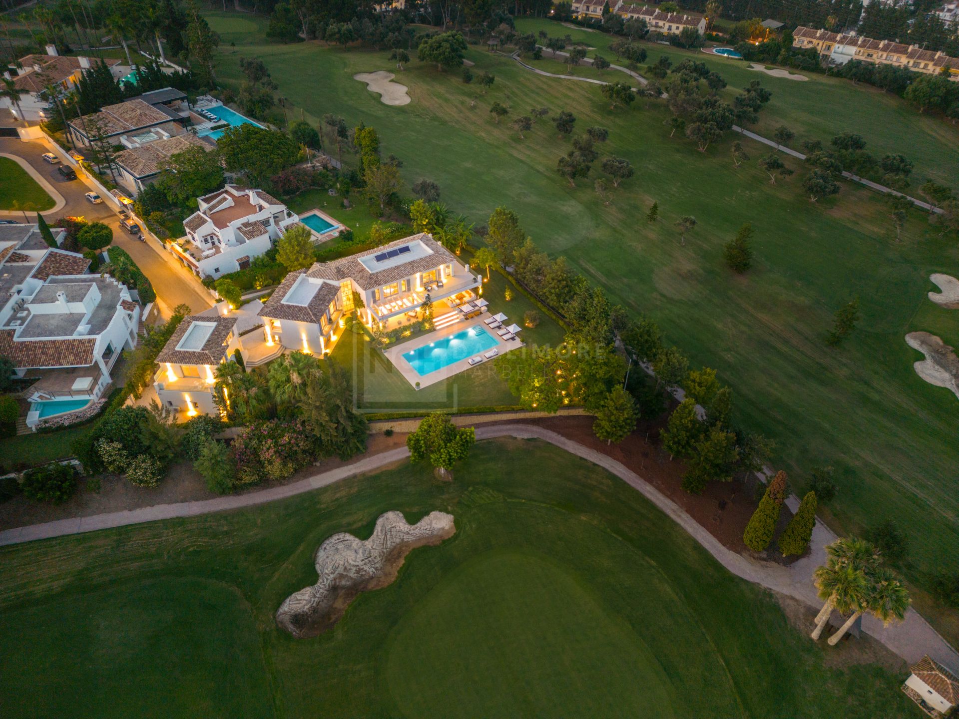 SOUTH-FACING 6-BEDROOM FRONTLINE-GOLF MANSION WITH GUEST HOUSE IN NUEVA ANDALUCÍA