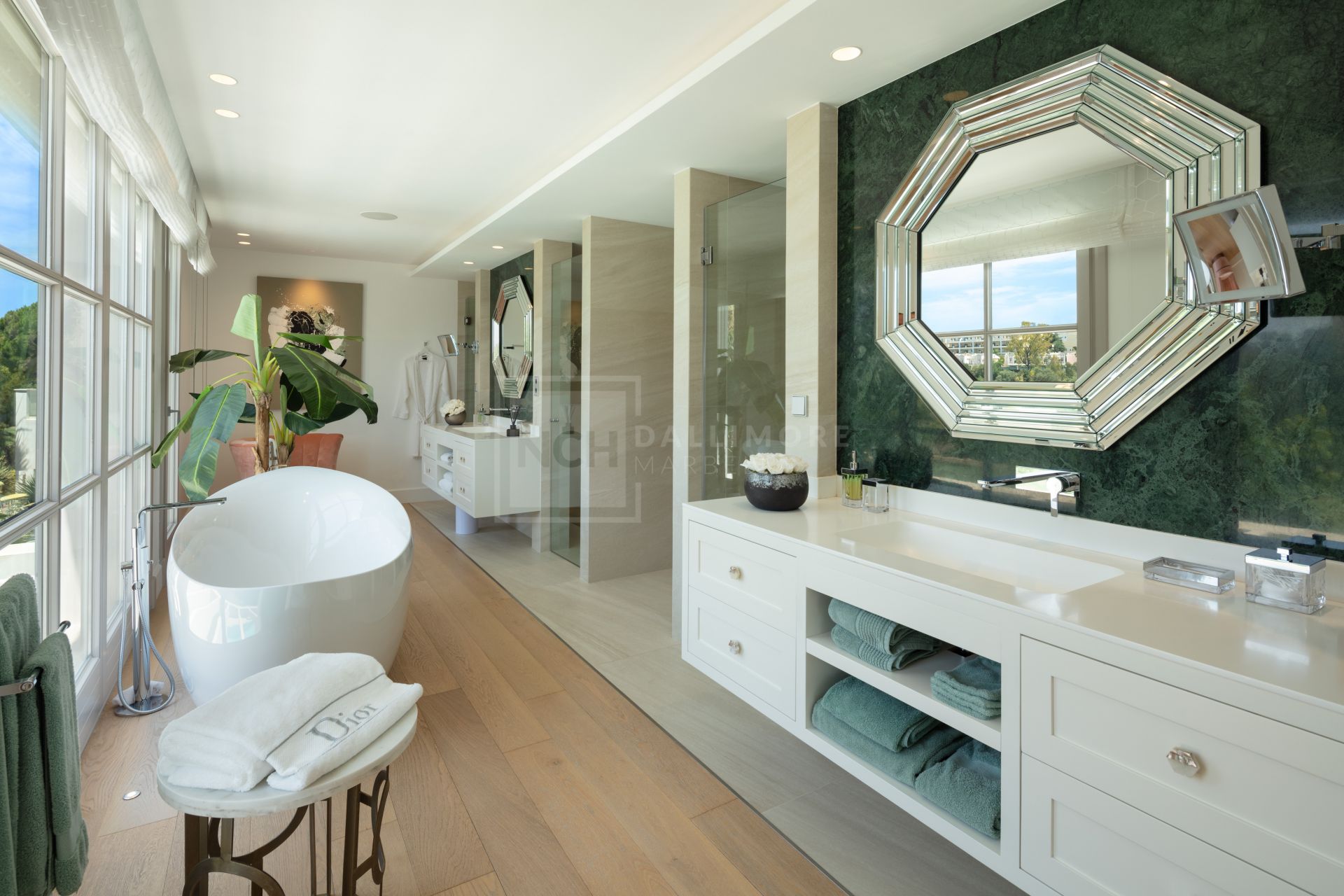 SOUTH-FACING 6-BEDROOM FRONTLINE-GOLF MANSION WITH GUEST HOUSE IN NUEVA ANDALUCÍA
