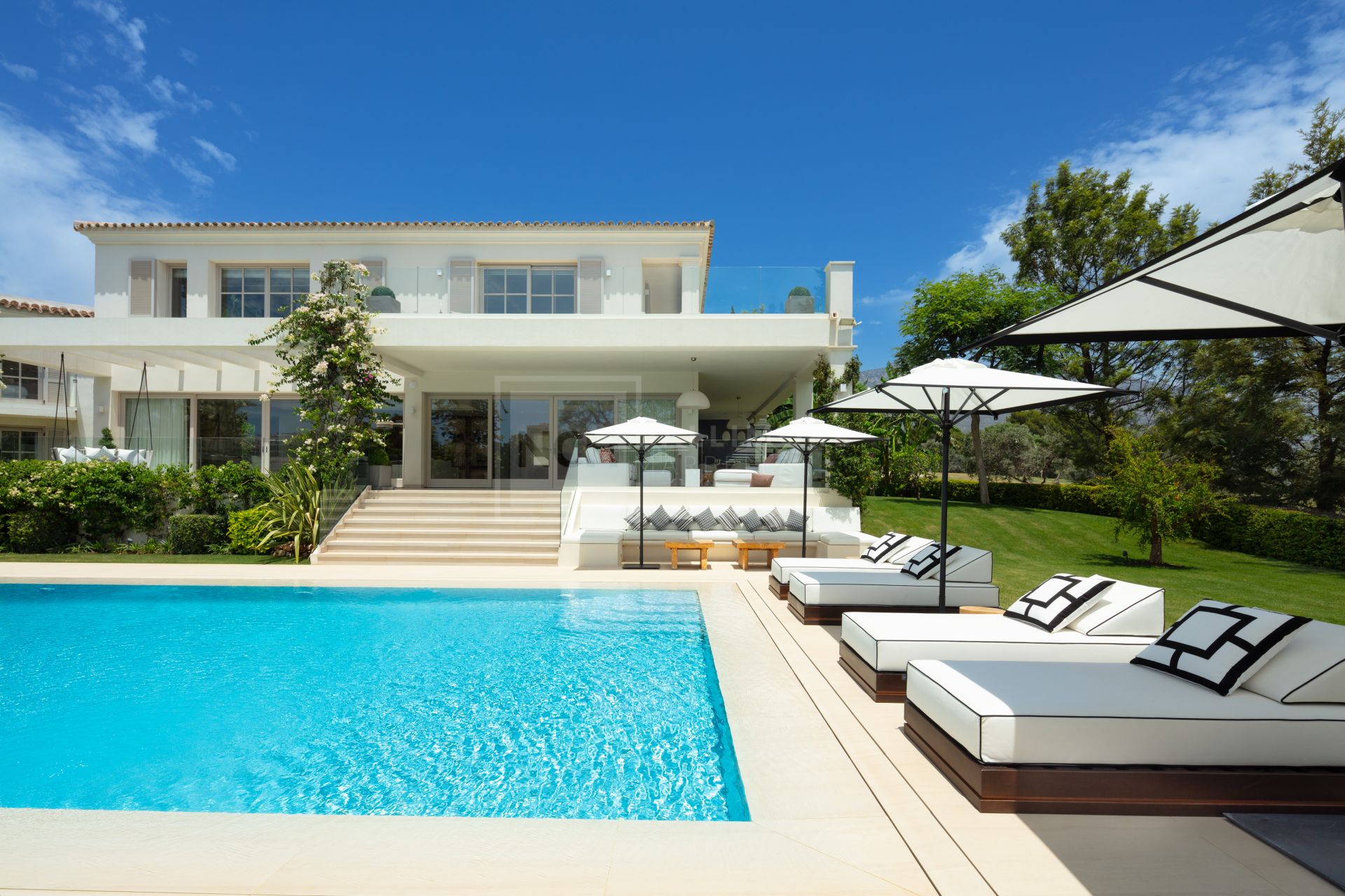 SOUTH-FACING 6-BEDROOM FRONTLINE-GOLF MANSION WITH GUEST HOUSE IN NUEVA ANDALUCÍA