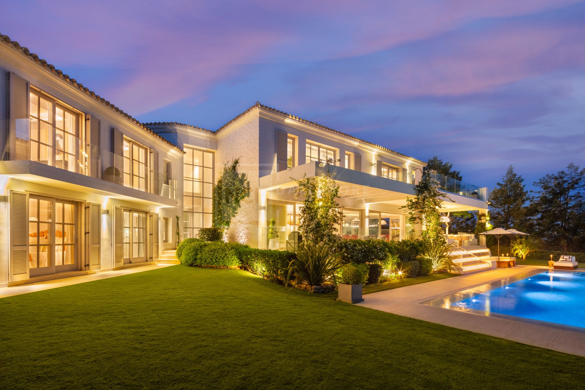 SOUTH-FACING 6-BEDROOM FRONTLINE-GOLF MANSION WITH GUEST HOUSE IN NUEVA ANDALUCÍA