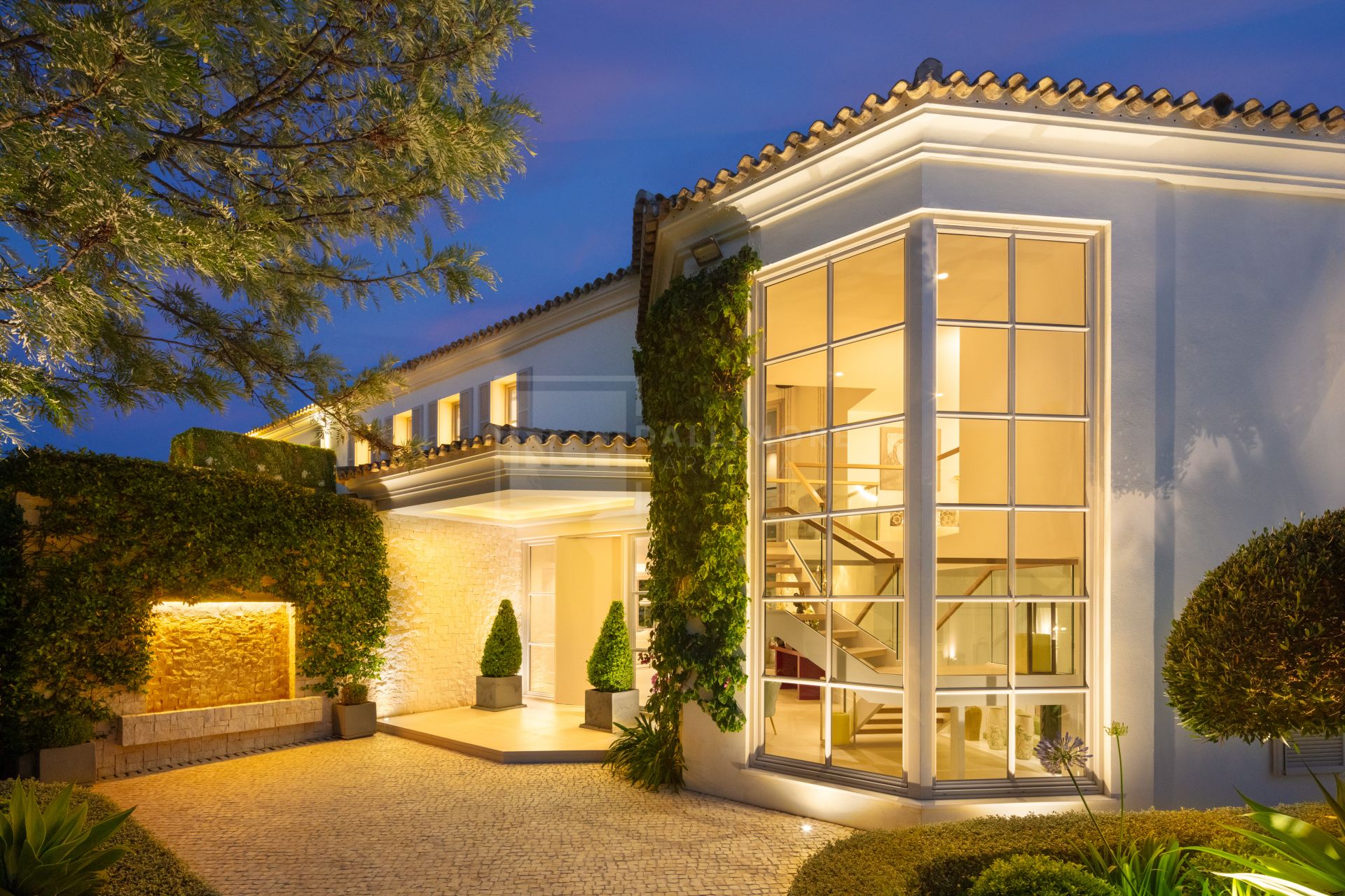 SOUTH-FACING 6-BEDROOM FRONTLINE-GOLF MANSION WITH GUEST HOUSE IN NUEVA ANDALUCÍA