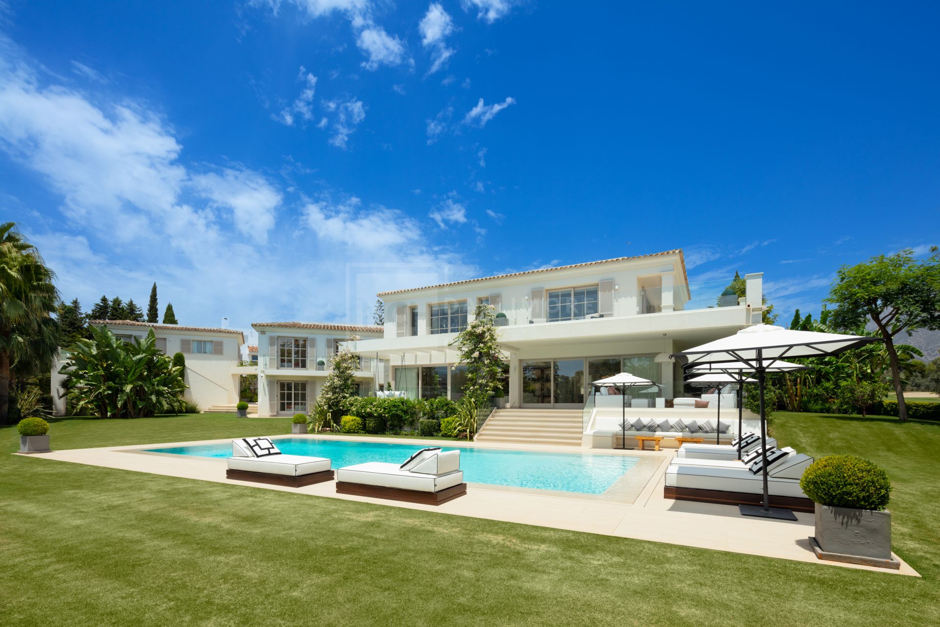 SOUTH-FACING 6-BEDROOM FRONTLINE-GOLF MANSION WITH GUEST HOUSE IN NUEVA ANDALUCÍA