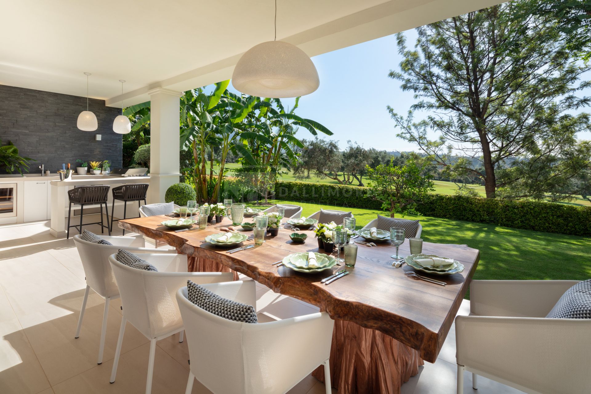 SOUTH-FACING 6-BEDROOM FRONTLINE-GOLF MANSION WITH GUEST HOUSE IN NUEVA ANDALUCÍA