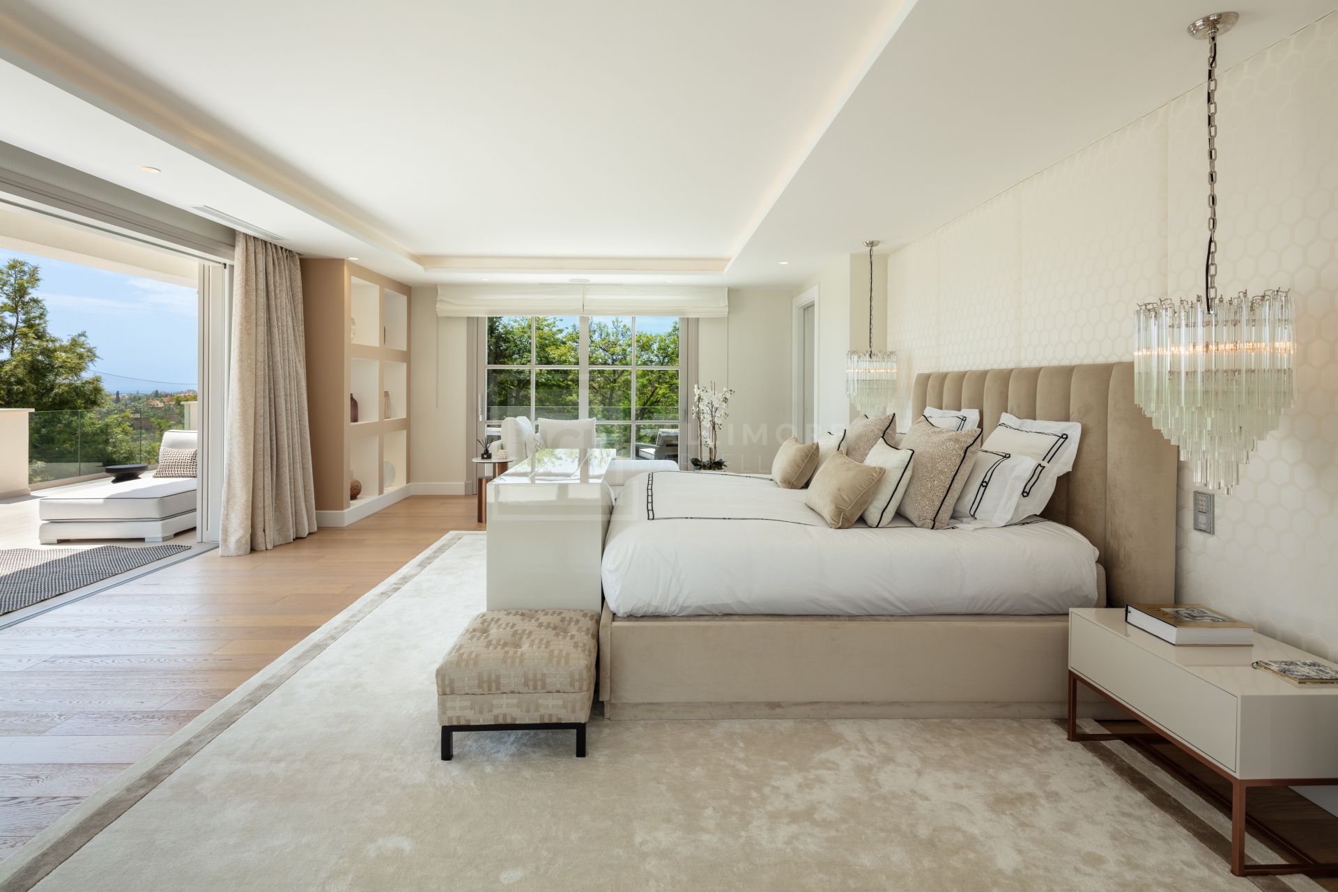 SOUTH-FACING 6-BEDROOM FRONTLINE-GOLF MANSION WITH GUEST HOUSE IN NUEVA ANDALUCÍA