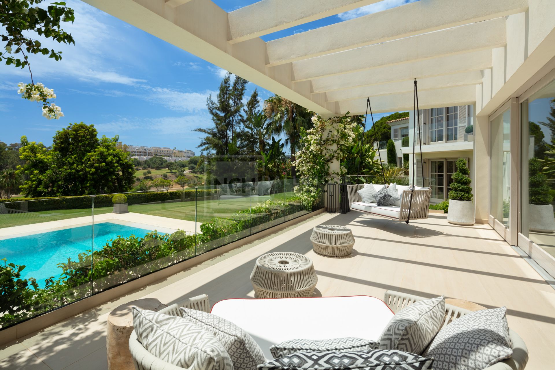 SOUTH-FACING 6-BEDROOM FRONTLINE-GOLF MANSION WITH GUEST HOUSE IN NUEVA ANDALUCÍA