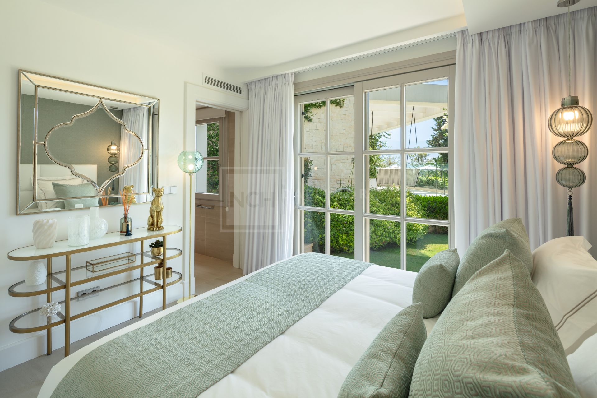 SOUTH-FACING 6-BEDROOM FRONTLINE-GOLF MANSION WITH GUEST HOUSE IN NUEVA ANDALUCÍA