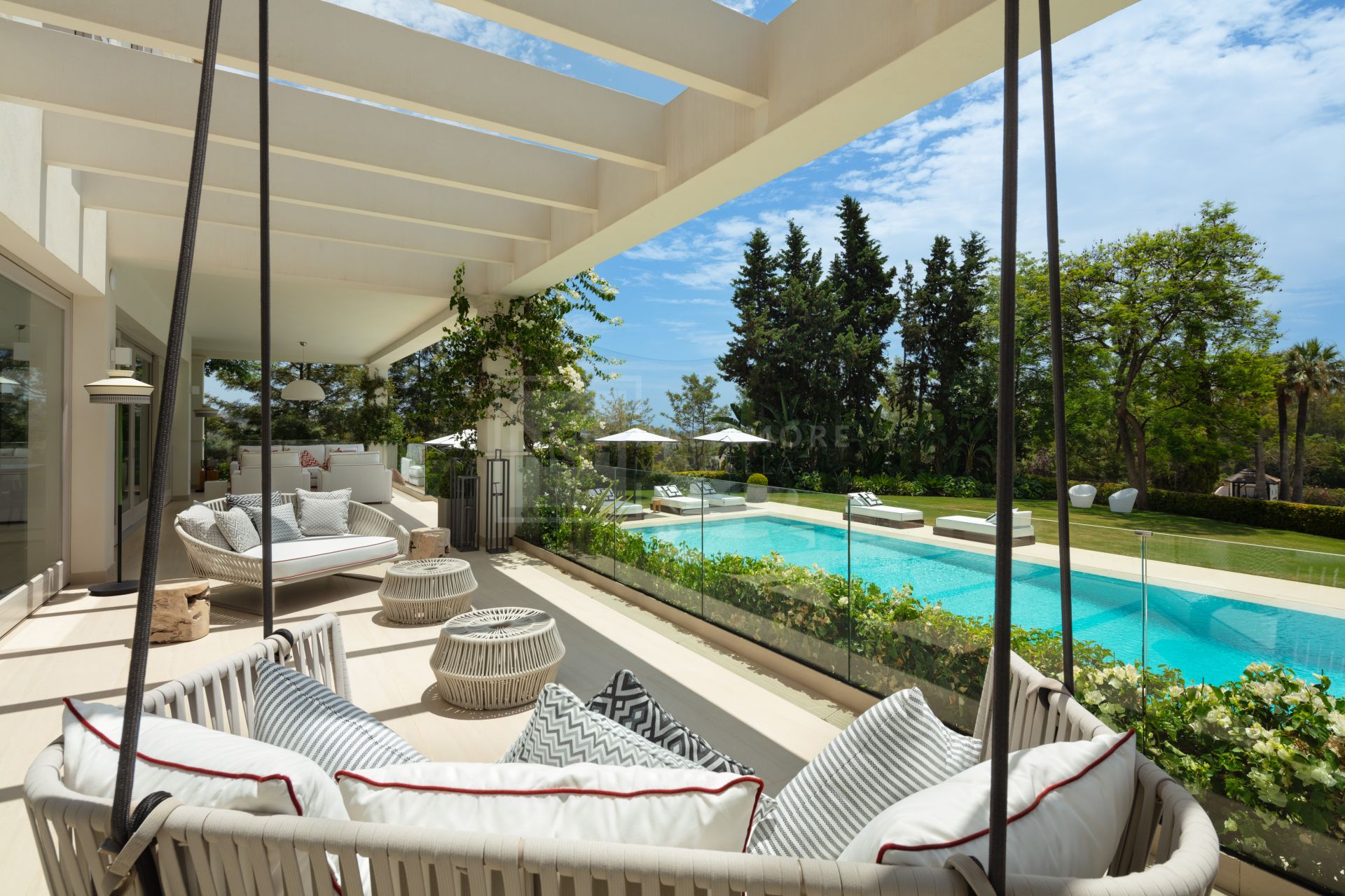 SOUTH-FACING 6-BEDROOM FRONTLINE-GOLF MANSION WITH GUEST HOUSE IN NUEVA ANDALUCÍA