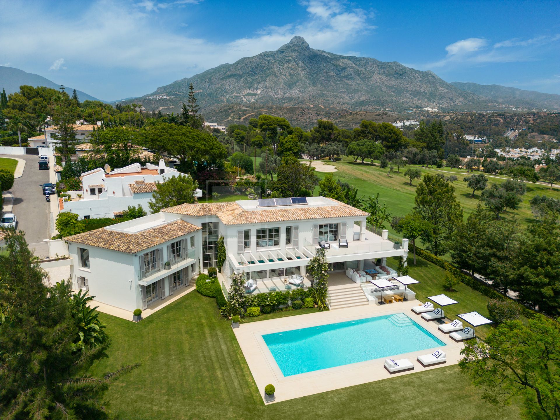 SOUTH-FACING 6-BEDROOM FRONTLINE-GOLF MANSION WITH GUEST HOUSE IN NUEVA ANDALUCÍA