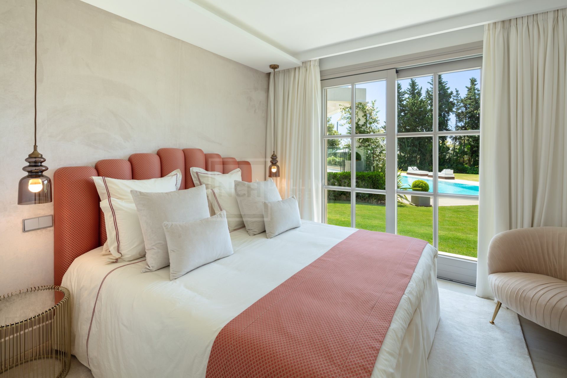SOUTH-FACING 6-BEDROOM FRONTLINE-GOLF MANSION WITH GUEST HOUSE IN NUEVA ANDALUCÍA
