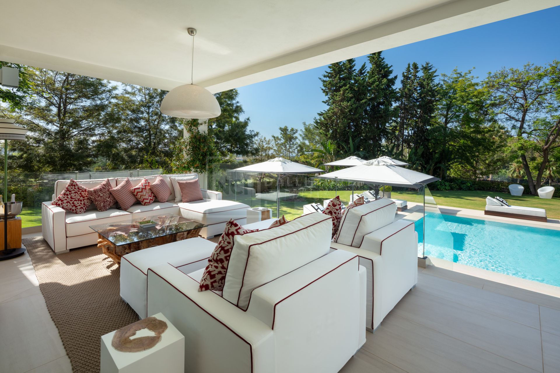 SOUTH-FACING 6-BEDROOM FRONTLINE-GOLF MANSION WITH GUEST HOUSE IN NUEVA ANDALUCÍA